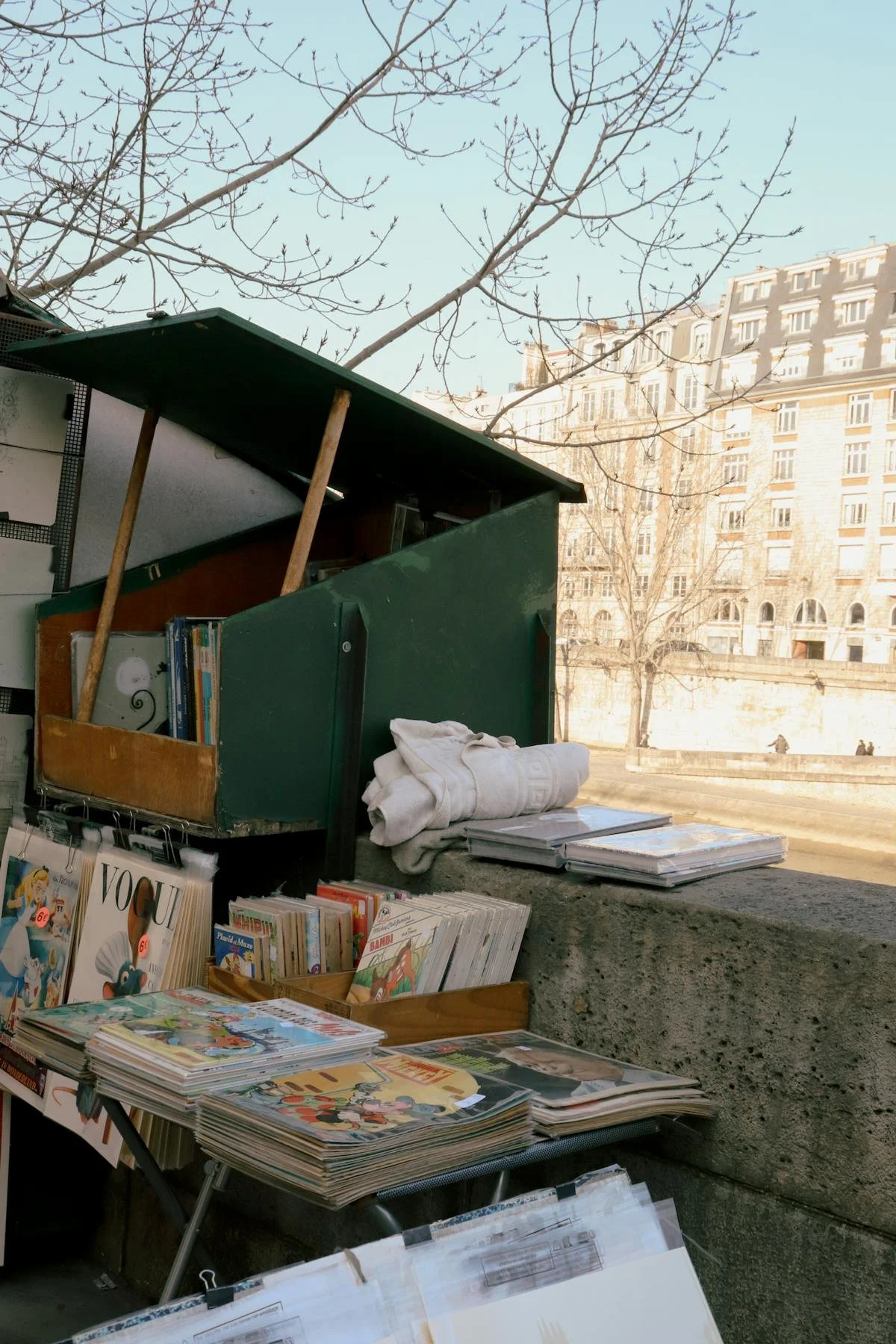 free-photo-of-charmante-librairie-parisienne-au-bord-de-la-seine.jpeg