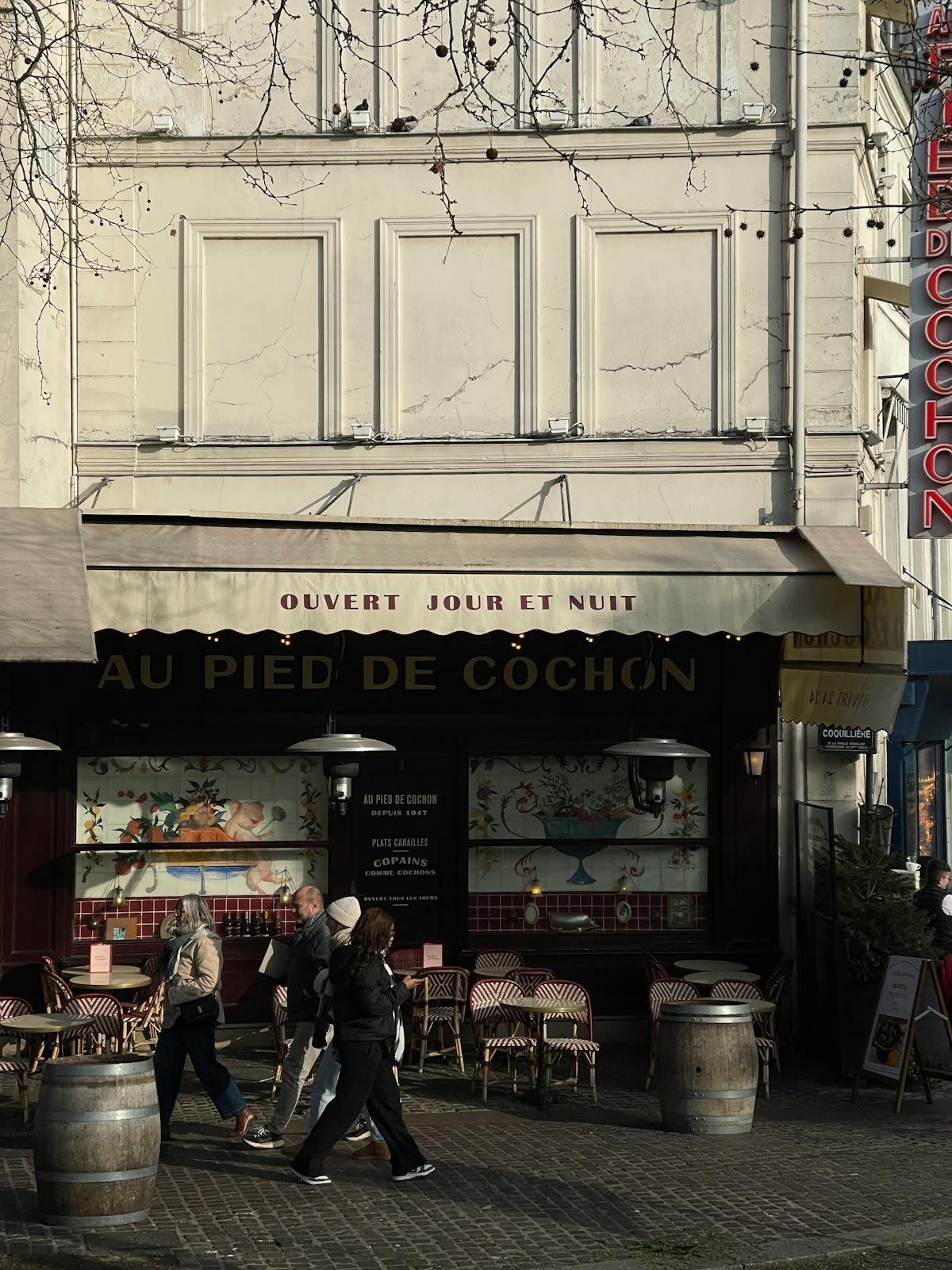 free-photo-of-charmante-scene-de-rue-dans-un-bistrot-parisien.jpeg