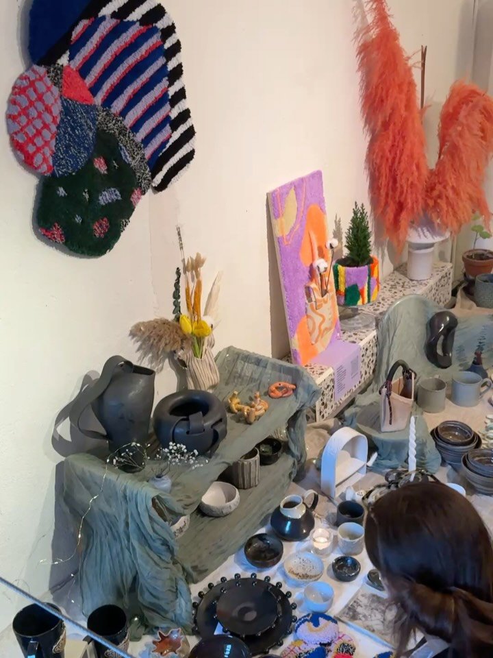 WHAT A DAY 💛✨

Yesterday felt amazing.
I stepped out of my studio and showed my work publicly for the first time in a long while, my ceramics, my playful pieces, and the beginning of my new collection.

People touched, felt, asked, smiled.
They boug