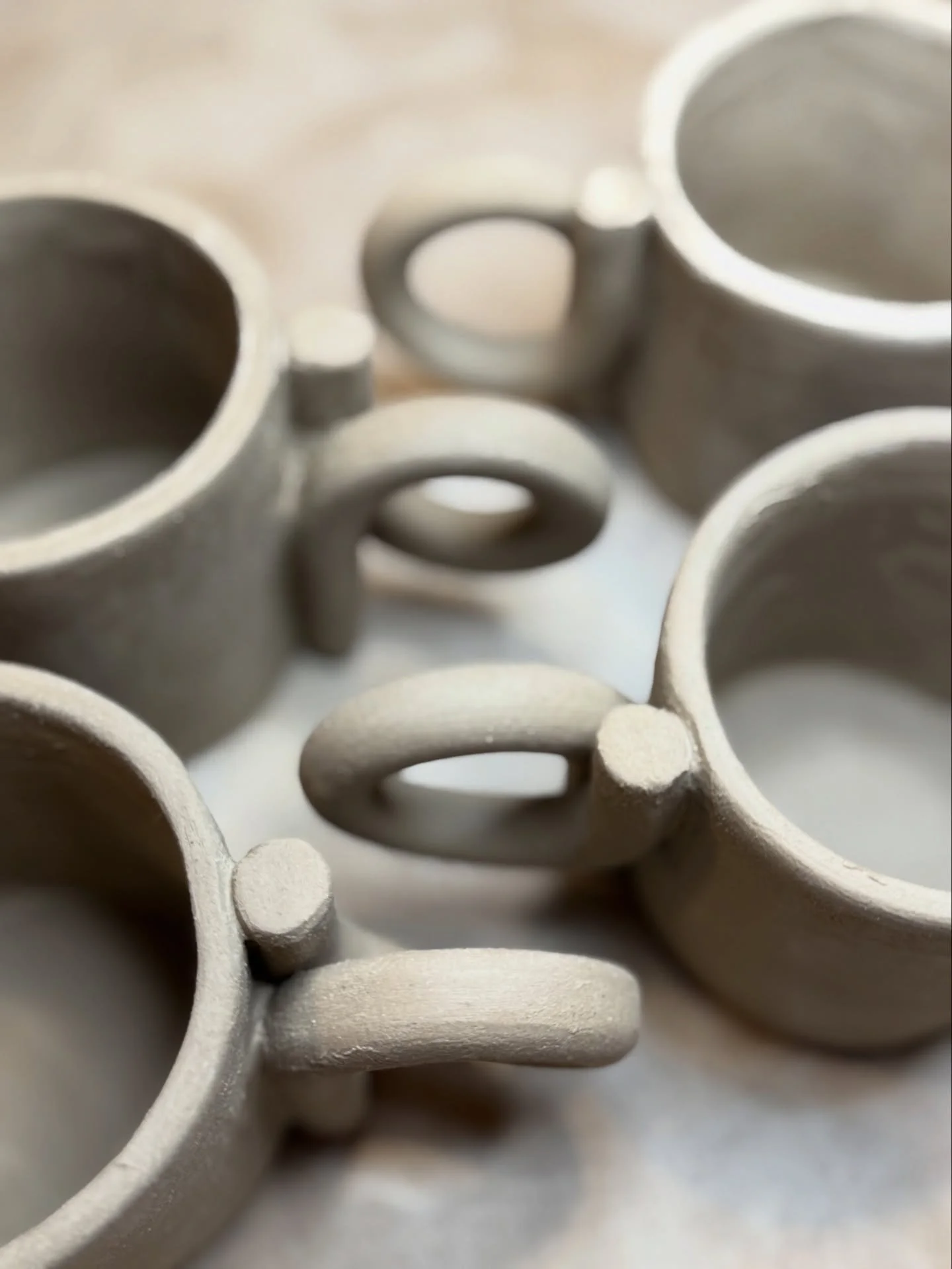 New mugs are looping 🌀😍 I&rsquo;m in love/ obsessed! I&rsquo;ll keep my hopes up that they will make it the whole way. What you think?

#dariccistudio #keramik #mugs