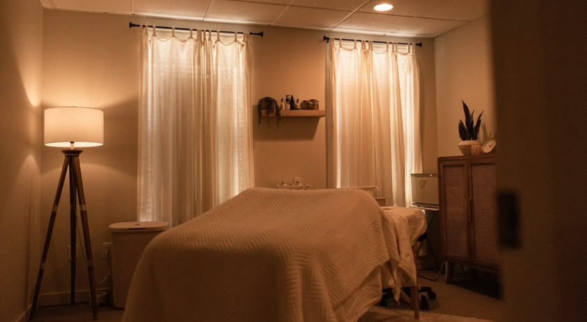 Space Rent Opportunity 🤞🏼✨

Available JULY 1 or AUGUST 1 &bull; Open Weds PM-Saturday &bull; $600/month 

This spacious treatment room has a sink right outside your door- ideal for aestheticians, but body workers are other wellness professionals ar
