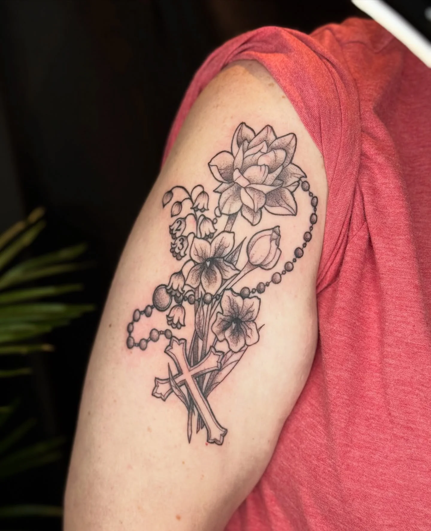 Little arrangement π Always down to do some florals. π
π§ππ«π§. ππ . πππ‘π ππ‘ πππ’.
.
.
.
#tattoo #traditionaltattoo #neotraditional #art #flash #nhtattoo #blackwork #finelinetattoo #floraltattoo