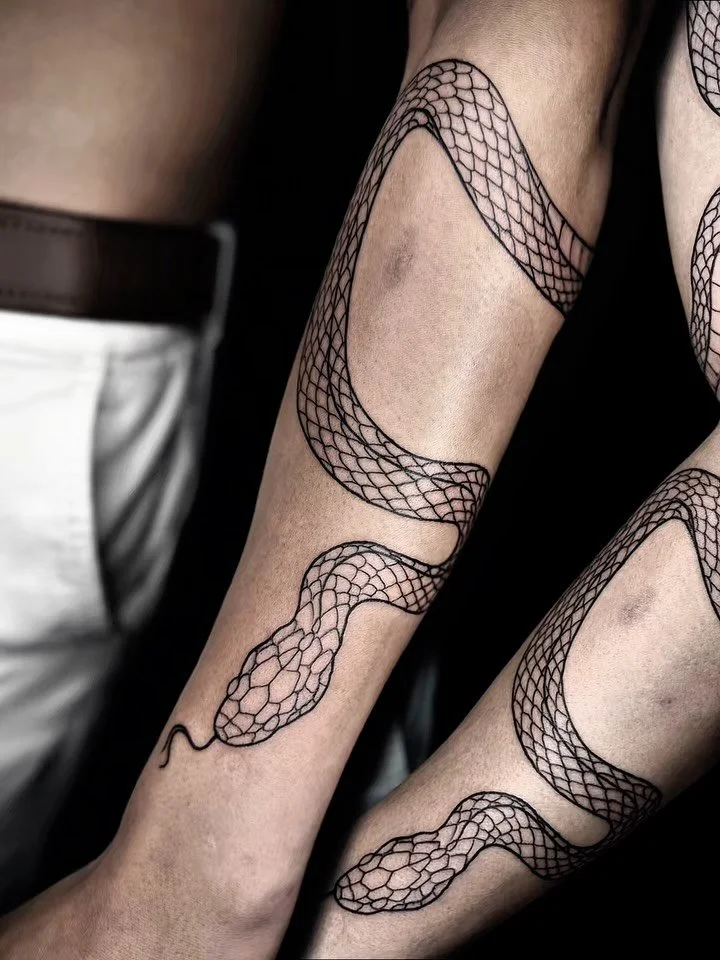 Danger noodle 👉 Swipe for a surprise 
𝗧𝗘𝗫𝗧. 𝗗𝗠. 𝗟𝗜𝗡𝗞 𝗜𝗡 𝗕𝗜𝗢. 
.
.
.
#tattoo #traditionaltattoo #neotraditional #art #flash #nhtattoo #blackwork #snaketattoo