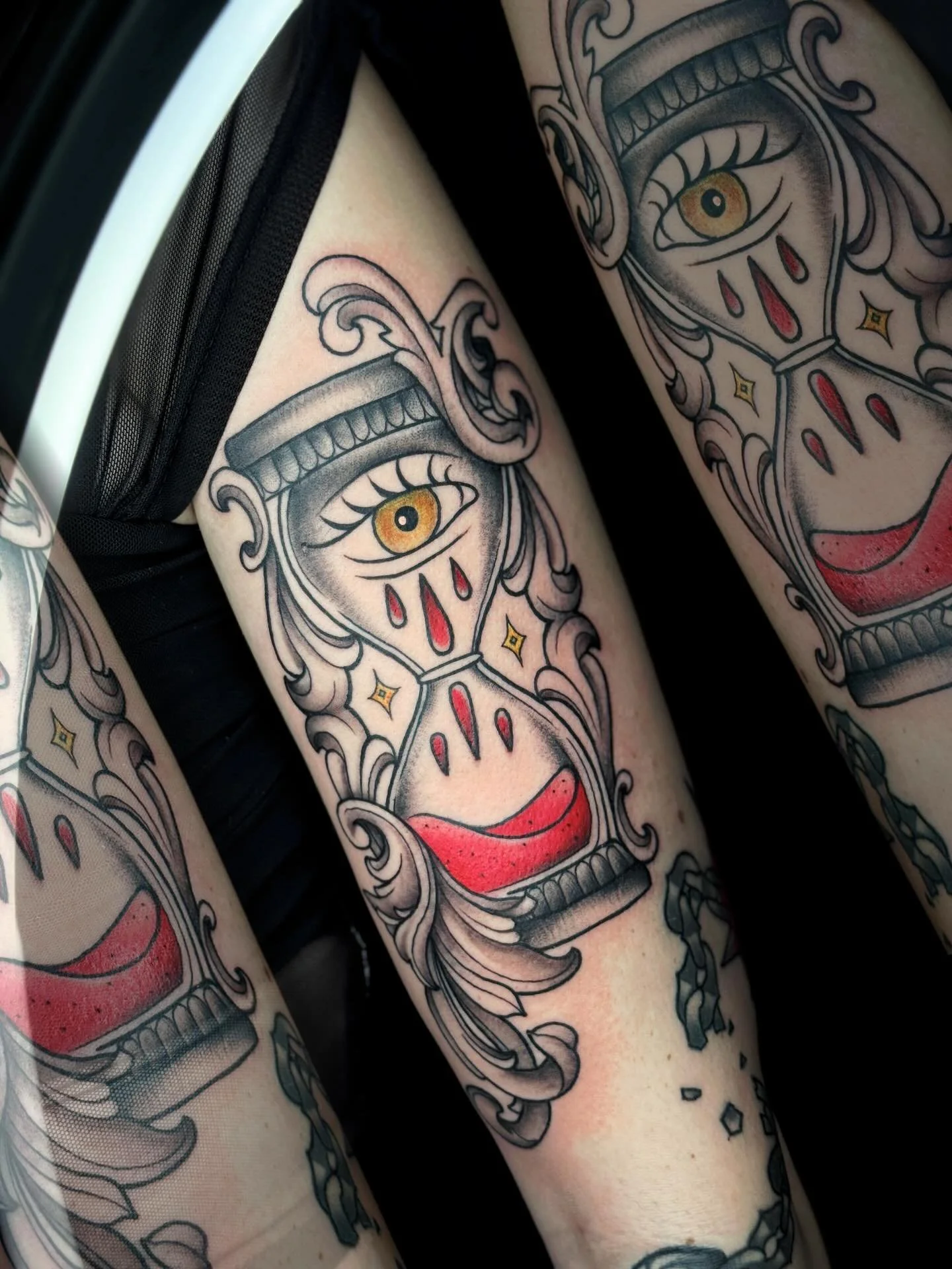 God forbid @luludion catch a vibe 
𝗧𝗘𝗫𝗧. 𝗗𝗠. 𝗟𝗜𝗡𝗞 𝗜𝗡 𝗕𝗜𝗢. 
.
.
.
#tattoo #traditionaltattoo #neotraditional #art #flash #nhtattoo #blackwork #hourglasstattoo