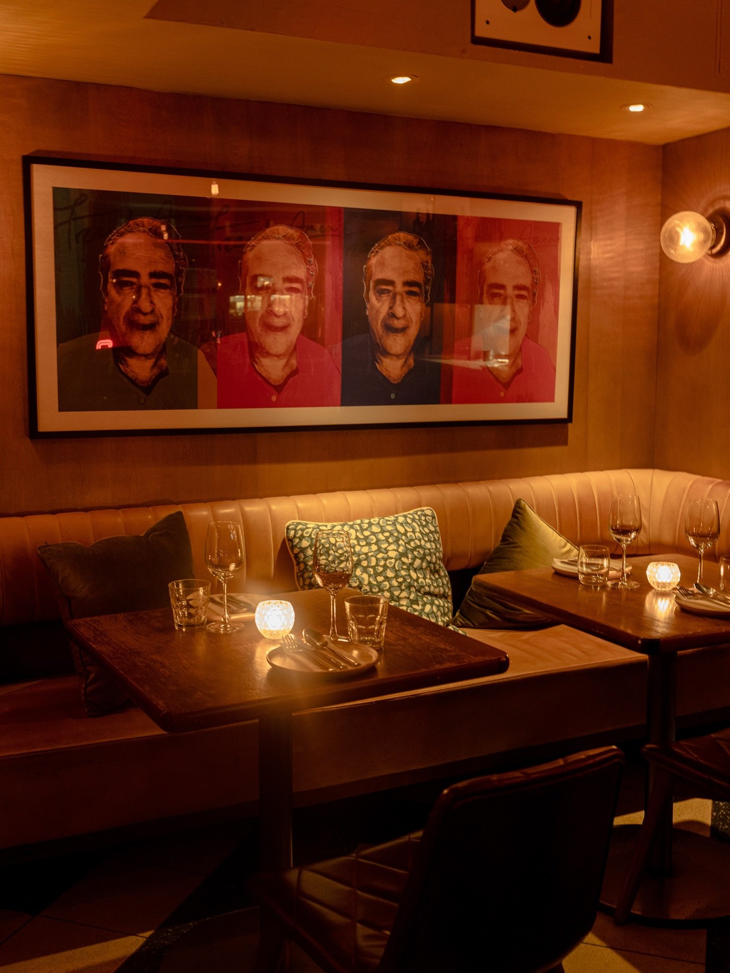 You don&rsquo;t end up here by accident.
FRANK&rsquo;S 1/F Dining Room.

Warm light, funk on vinyl, and homemade plates made to be shared, alongside curated cocktails and a tight wine selection.

Romantic without trying too hard. Private but never cl