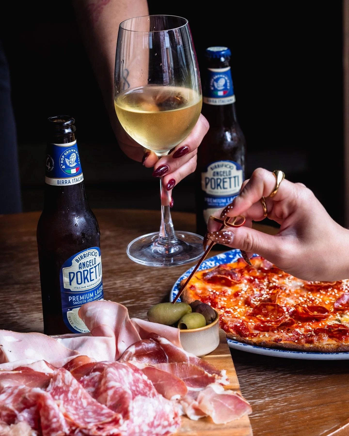 FRANK&lsquo;S G/F Bar. Happy Hour.
Signature cocktails. Pizzette at special price. Antipasti Board on the table.
You could go anywhere after work. We both know where you should be.