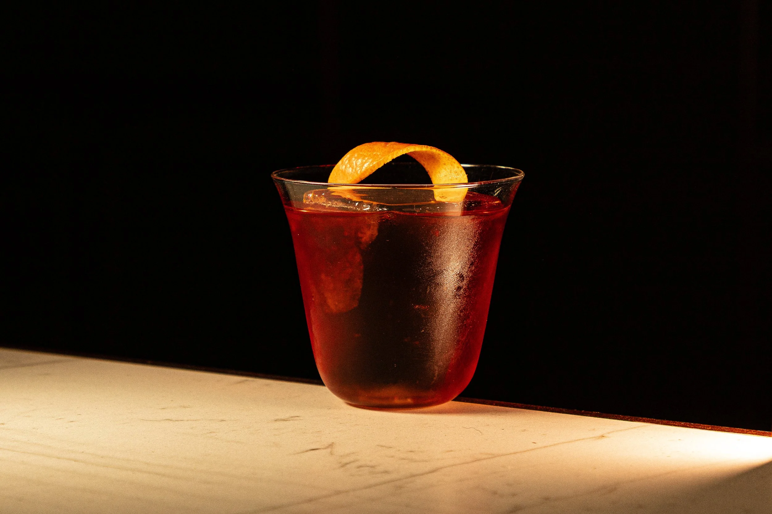 Licor vs destilado: diferencias que casi nadie explica bien | Mecenas Bar