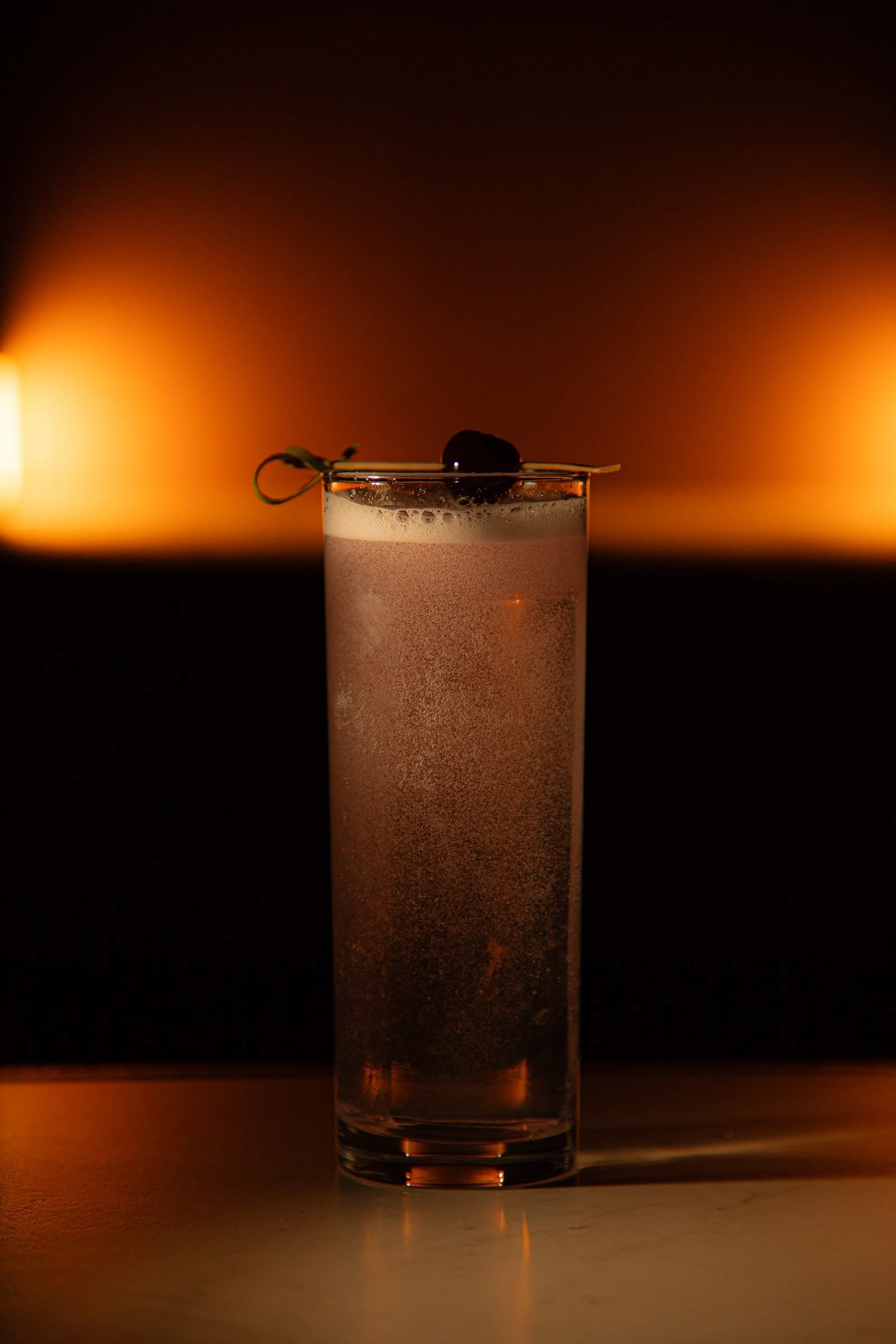 Coctel Jardín de Giverny con espuma y cereza en vaso alto, Mecenas Bar Guadalajar
