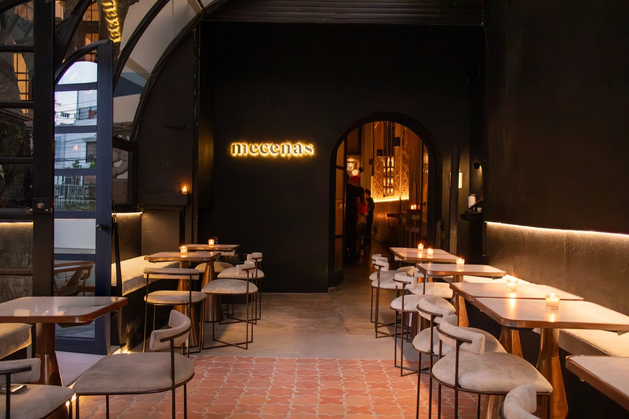 Entrada y mesas de la terraza de Mecenas Bar al atardecer, Guadalajara