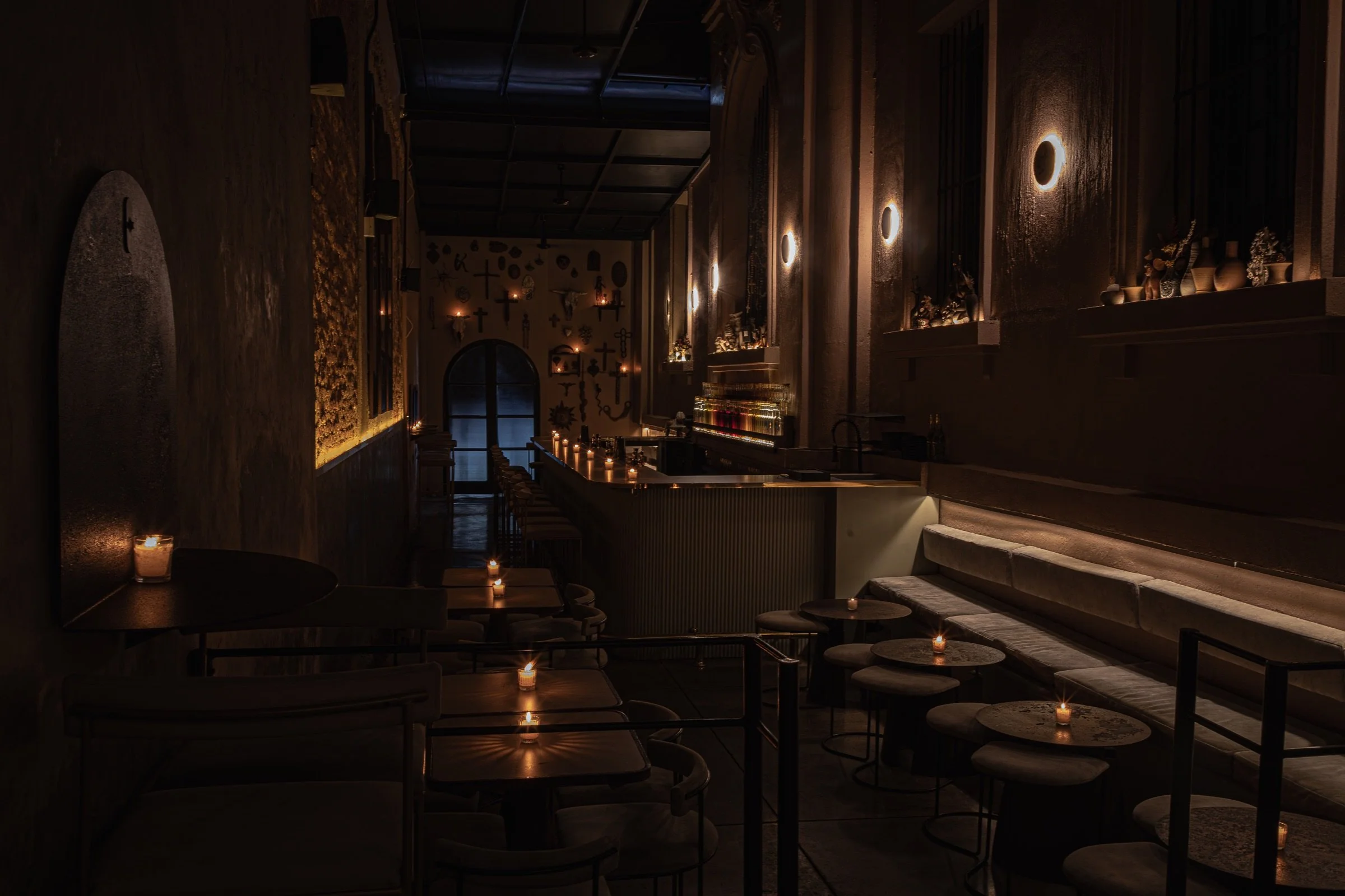 Salón interior de Mecenas Bar con mesas y luz tenue, cocktail bar en Guadalajara