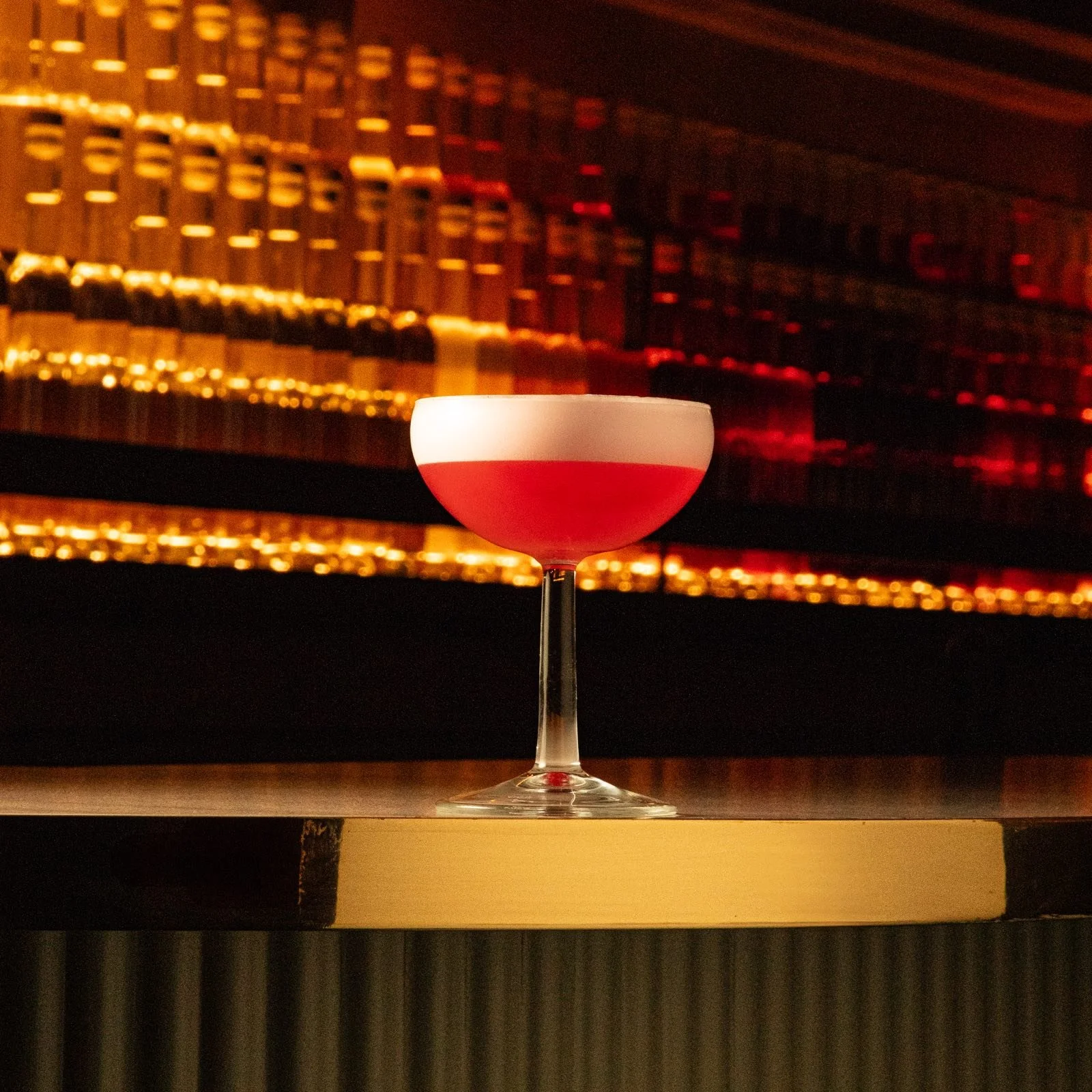 Coctel Paladio rosa en copa coupe sobre la barra de Mecenas Bar, Guadalajara