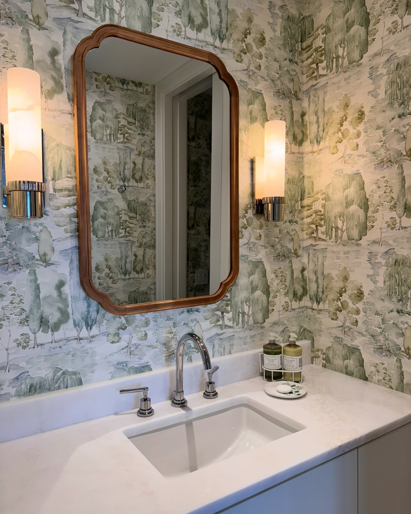 One of our favorite wallpapering projects last season 🌳#wallpaper #naplesdecor #naplesinteriors #interiordecorating #naplesfloridahomes
