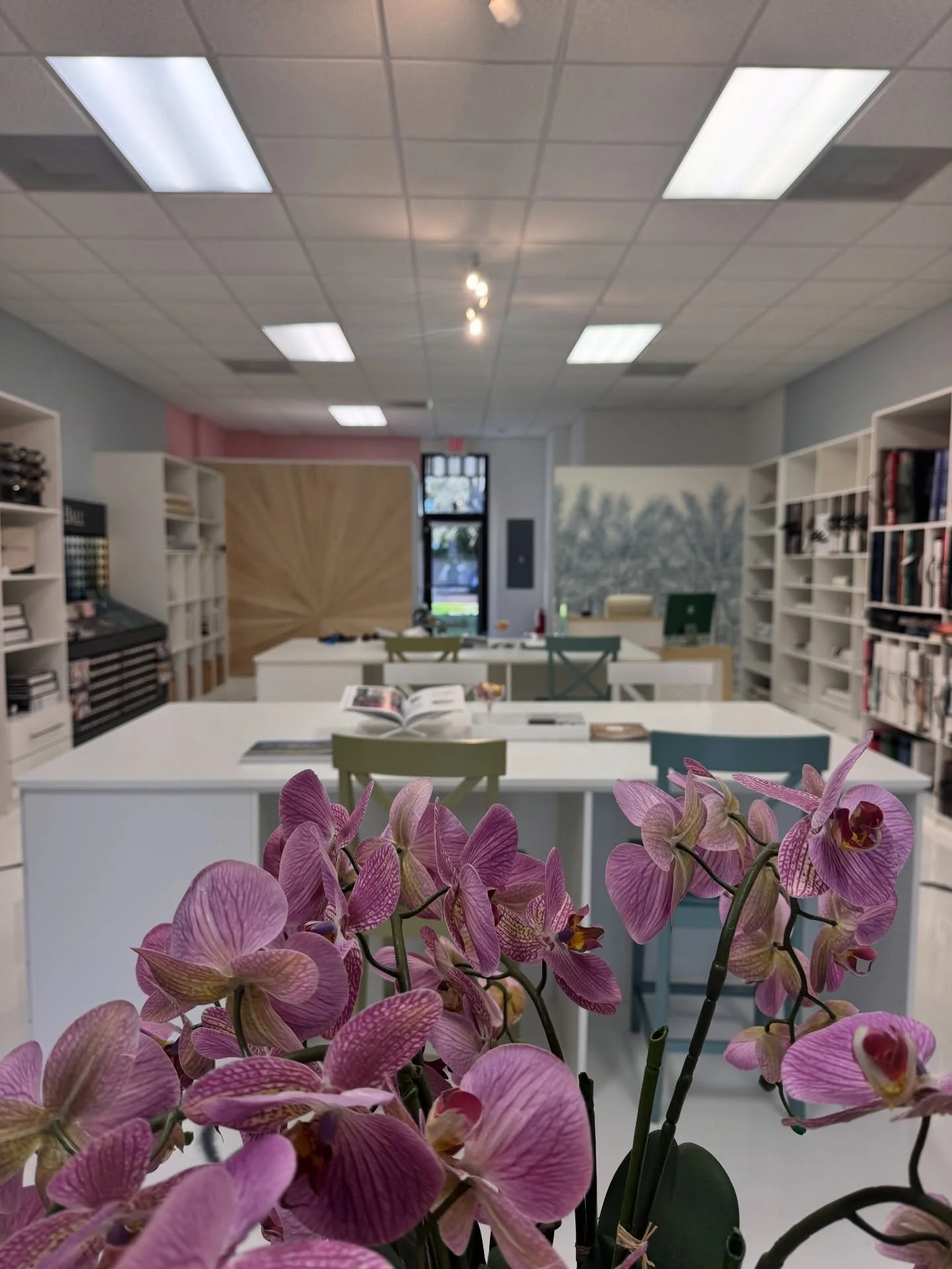 I can buy my own wallpaper
Hang it on my walls tonight
Choose the colors that I like
Make my empty room feel right
I don't need someone to tell me What my home is supposed to be I can paint a brand-new story
Just by choosing what I see
I can fix my b