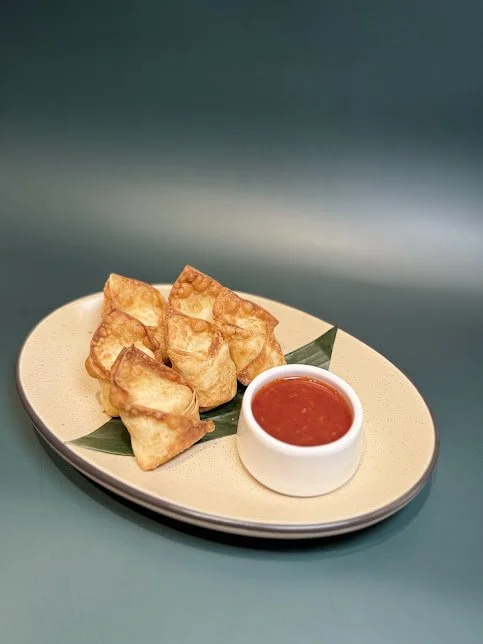 Cream Cheese wontons (6pcs)
Crispy golden wonton filled with a creamy blend of seasoned cream cheese, served with sweet and sour dipping sauce.
