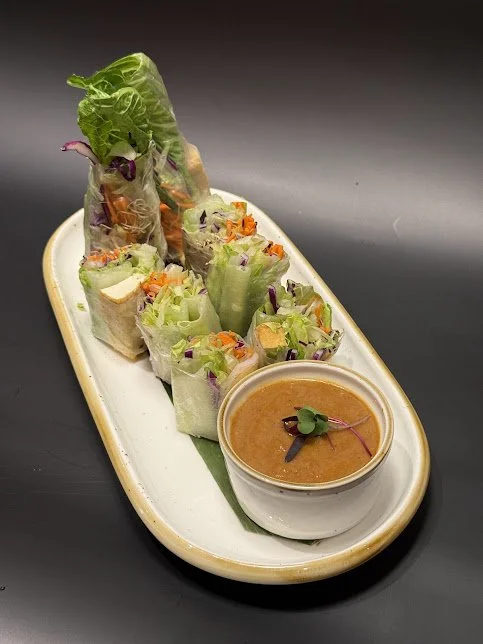Fresh Spring Rolls (4)
Tofu /Shrimp
Rice paper wrapped with fresh vegetables served with peanut sauce.