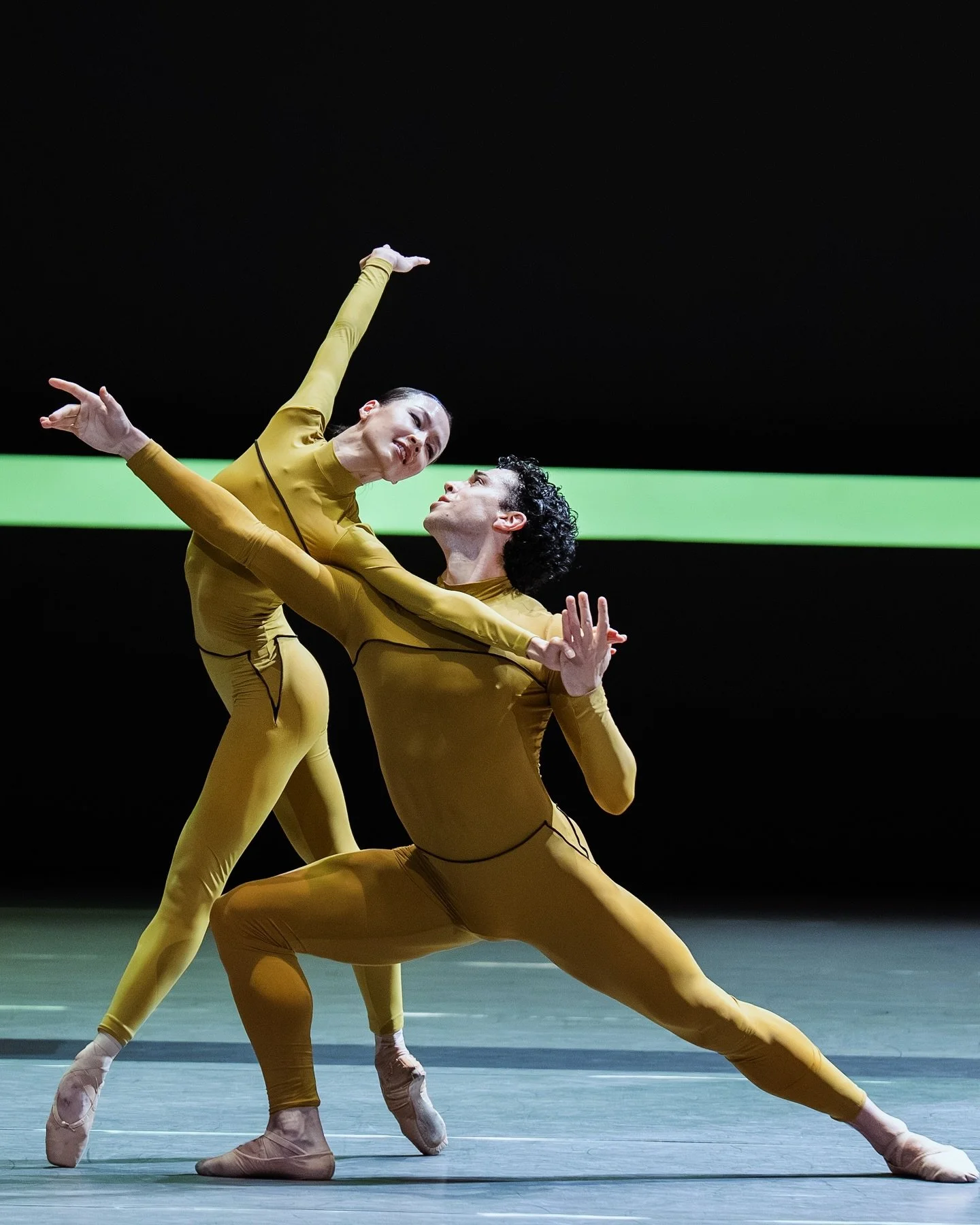 “Four seasons “ by @therealdaviddawson 
With my amazing partner @timothyvanpoucke 💛💛
📸: @altin.kaftira 
#permiereday #fourseasons #summerlove