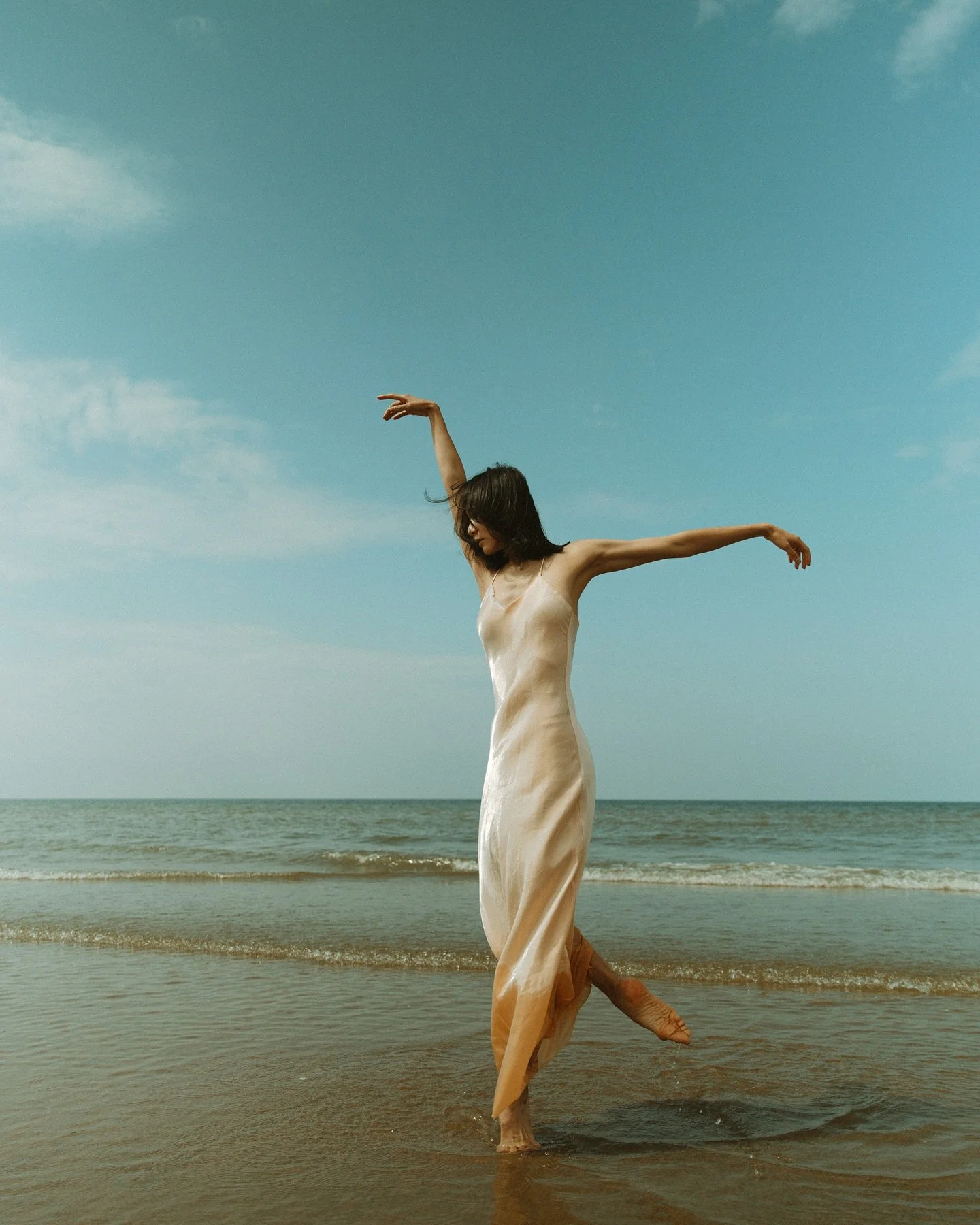 Old Summer memories 🌊🏝️🐚
📷 @ninatonoli.photography