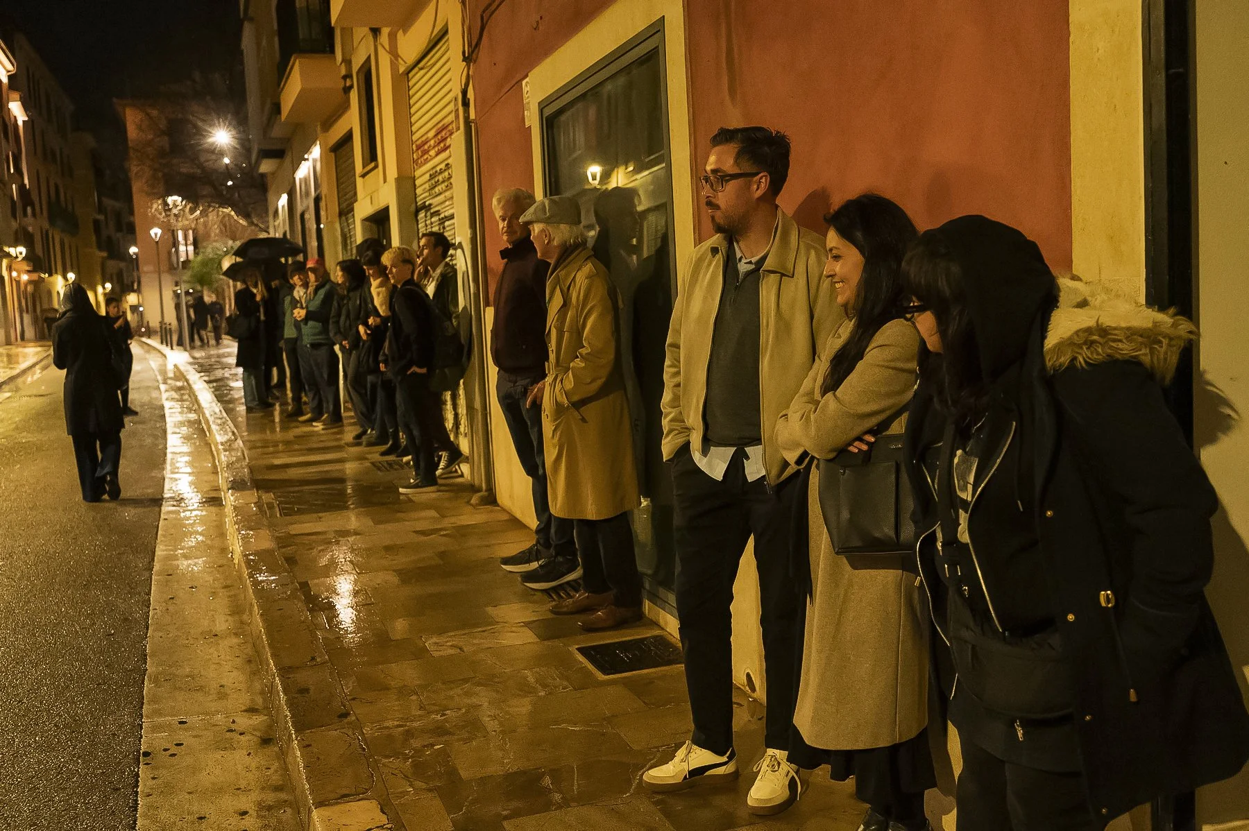 OUTSIDE QUEUE.jpg
