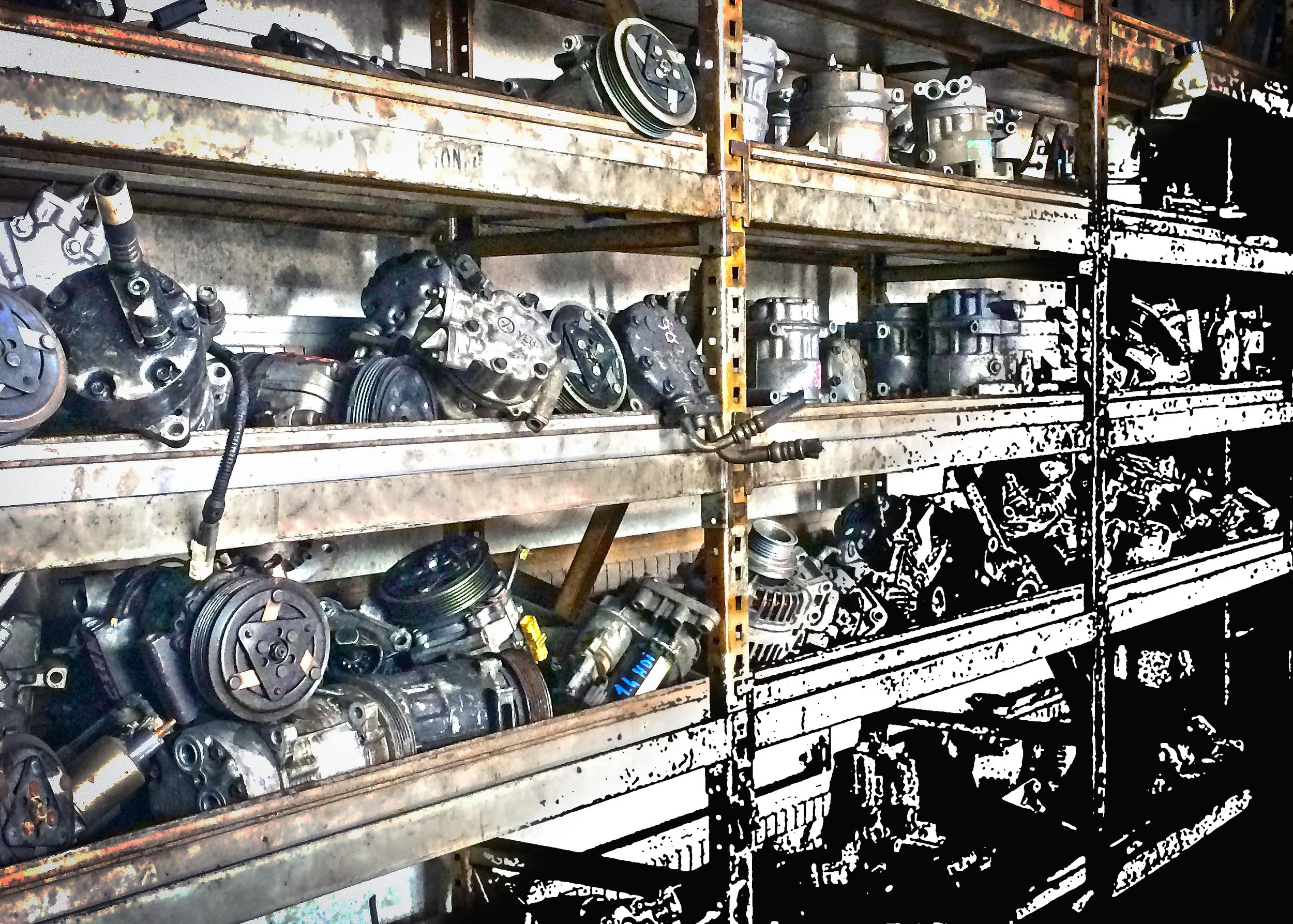 Scaffali metallici con componenti di motori di automobili in un magazzino