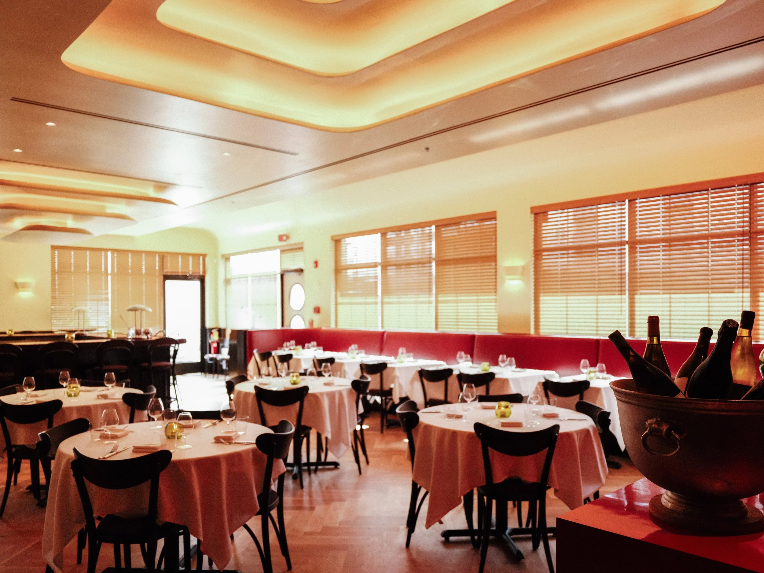 Restaurant seating layout for large group dining in Nashville