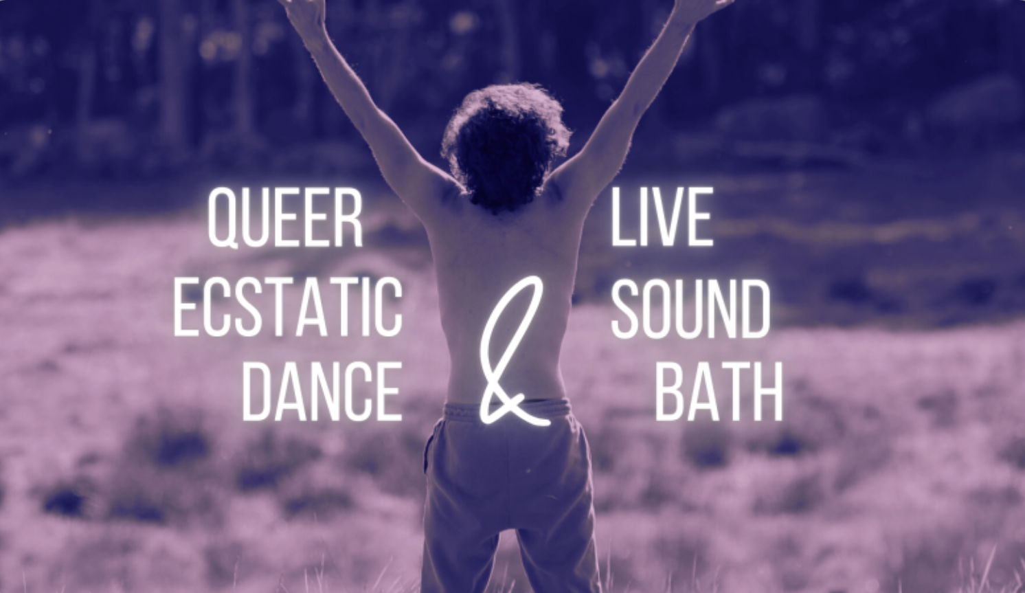 Person von Hinten die mit nacktem Oberkörper die Arme hoch streckt und auf ein Feld schaut. 