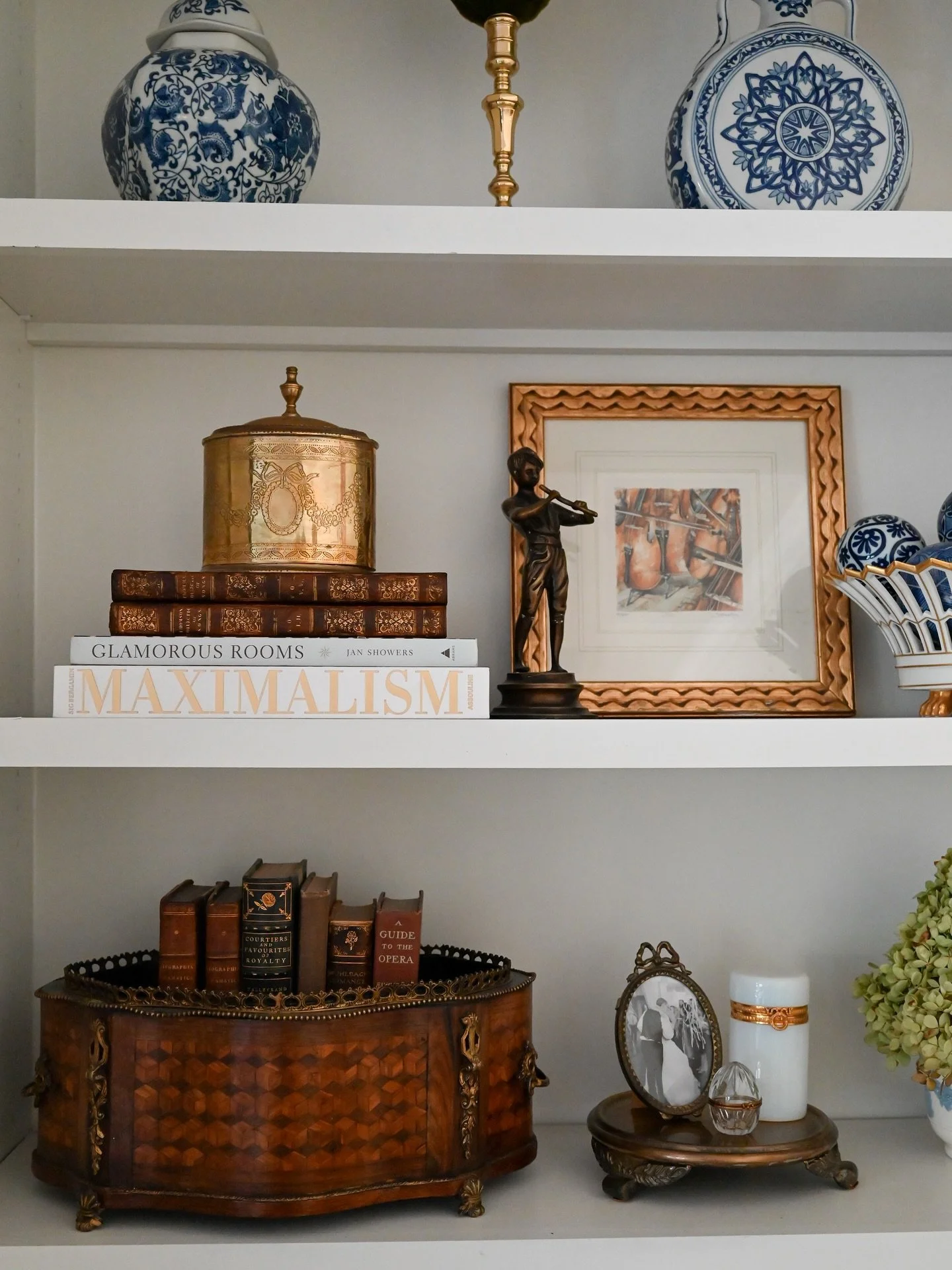 Enjoying a Sunday in and excitedly preparing the house for Christmas. 🎄 

These shelves got a little refresh. What do you think? Had to make some room for Christmas-y things&hellip;

#shelfie #shelfiesunday