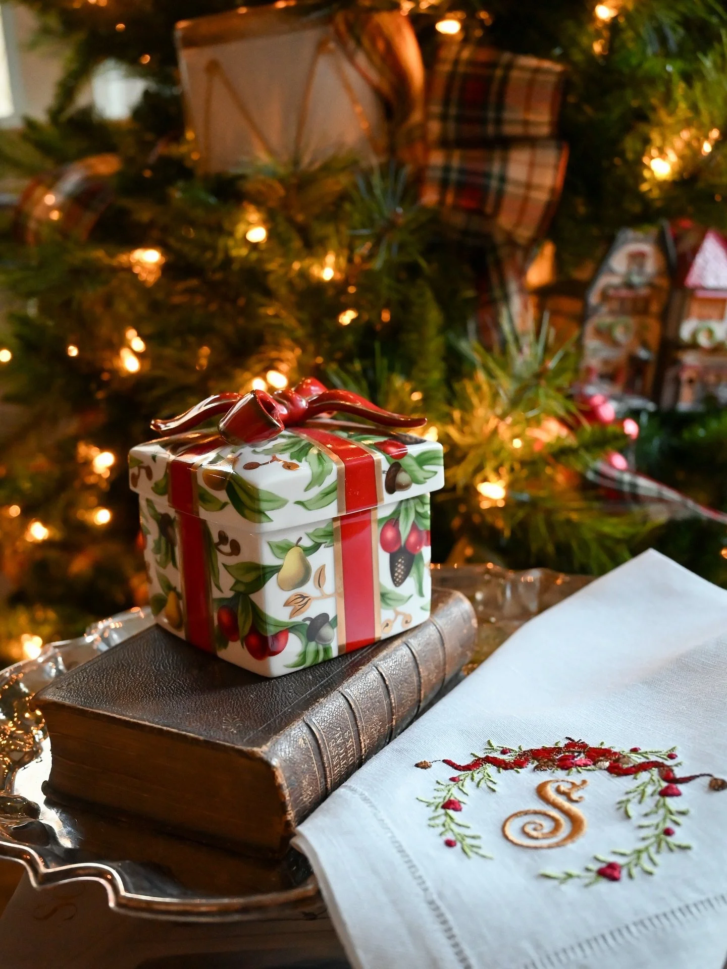 A Tiffany showstopper &mdash; a porcelain box sculpted as a present, tied with a dimensional ribbon and decorated in the Holiday Garland pattern. Collectors&rsquo; favorite and hard to find.

Dimensions: approx. 4&Prime; W &times; 4&Prime; L &times; 