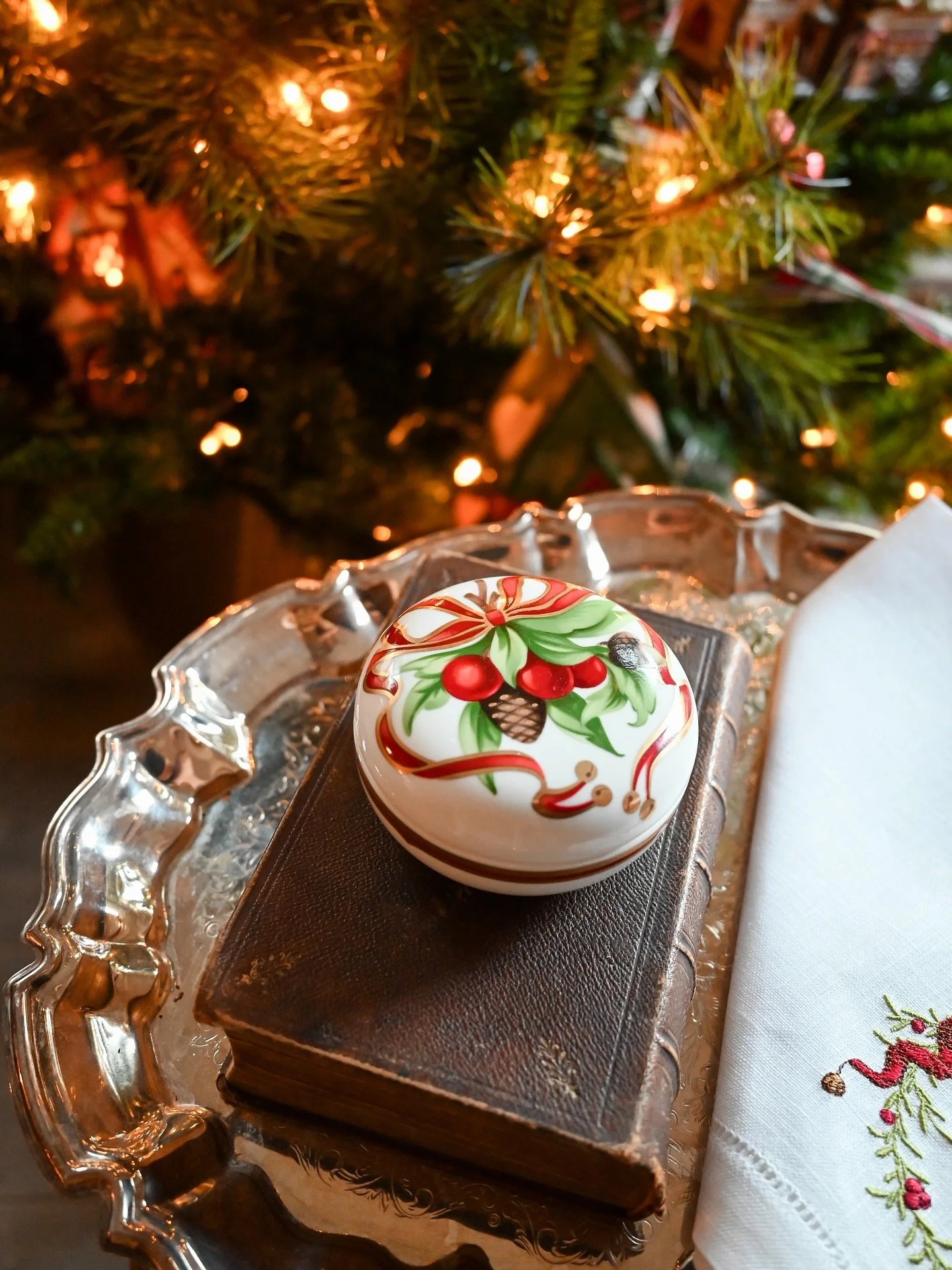 A little Tiffany holiday magic for your Christmas cabinet of curiosities &mdash; this sweet Holiday Garland bonbon box brings that perfect touch of elegance and nostalgia to any space.

Available in the Christmas Shop NOW at parkavenueco.com.

#parka