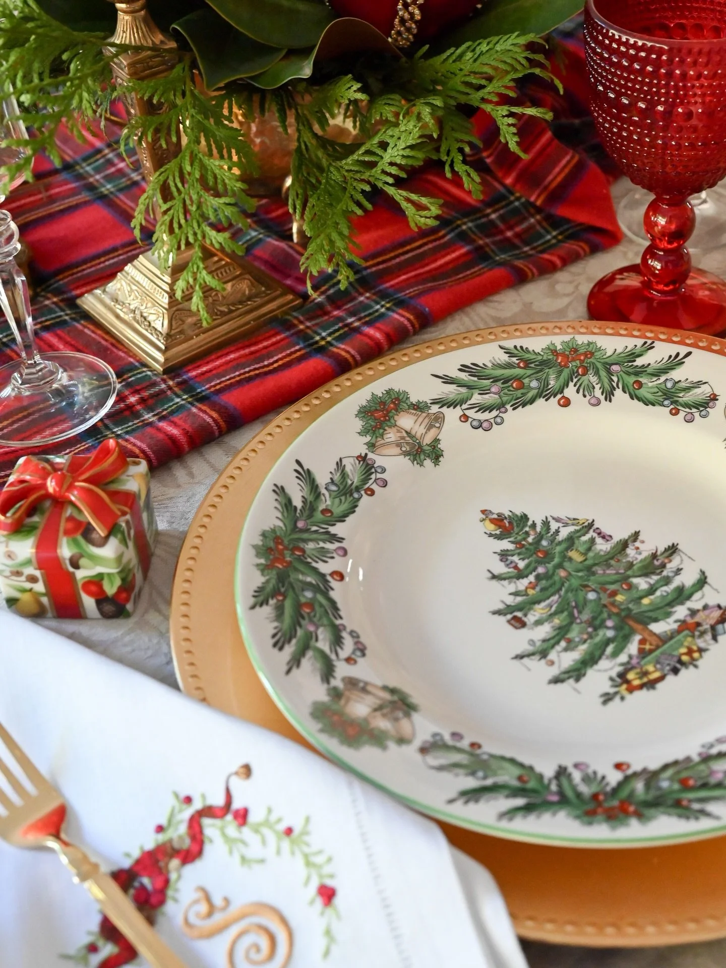 The Christmas table of my dreams starts right here. ✨

Spode&rsquo;s iconic Christmas Tree pattern has been gracing holiday tables since 1938, making it one of the most beloved and collectible Christmas china designs in the world. What began as a sin