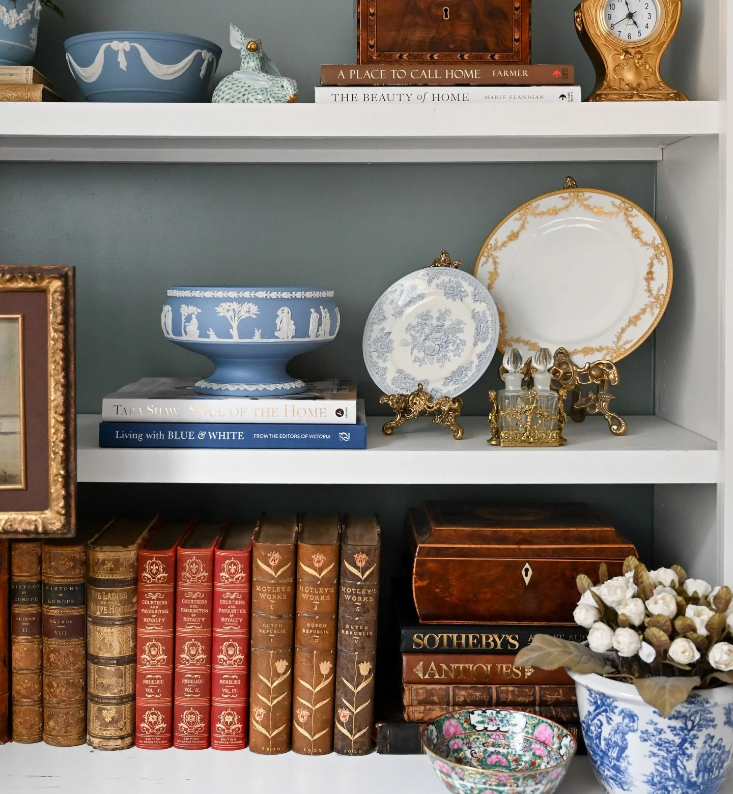 The little details get me every time. Love a shelf styling refresh. 🤍

#shelfie #shelfstyling