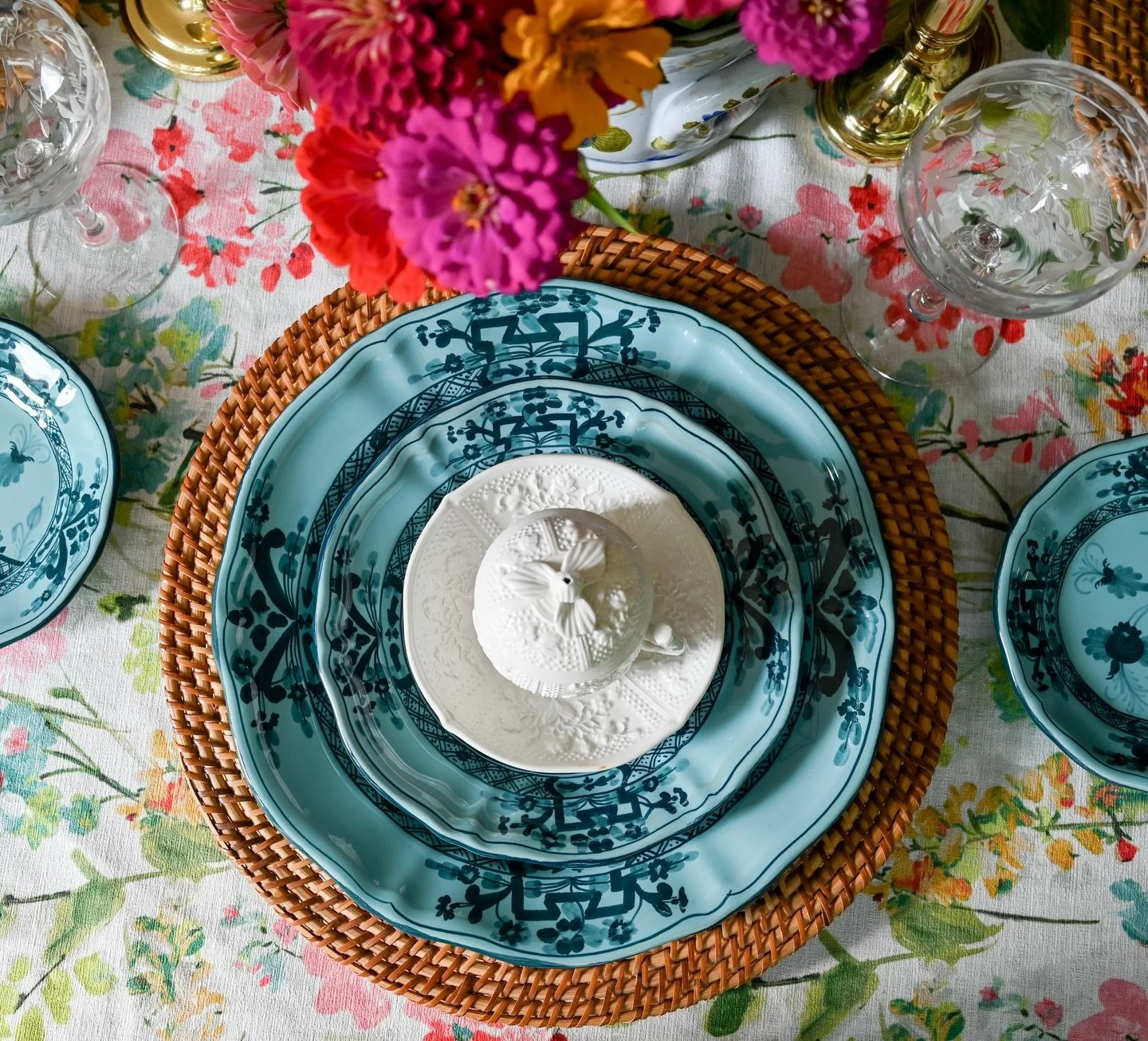 A cheery tablescape to match the mood I&rsquo;m in 🩵

Spring has me exhaling with relief that&rsquo;s it&rsquo;s finally warm&hellip; and inhaling oodles of pollen 🤧. The price we pay for spring blooms, right?!

If you&rsquo;re hiding out during &l