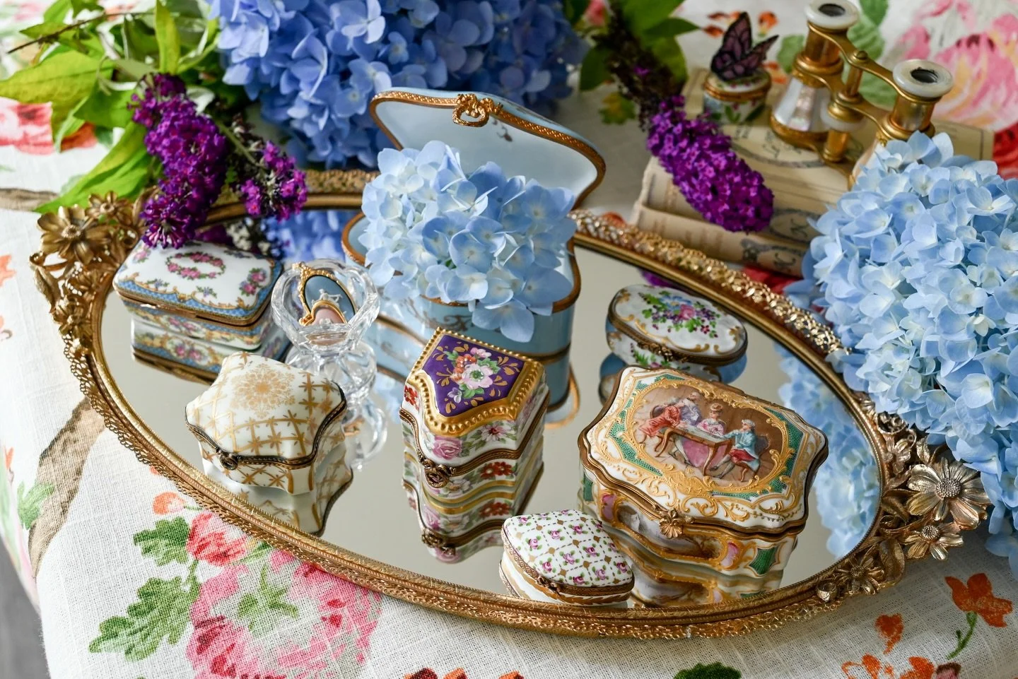 The joy of a colorful vignette is unmatched. 💗🌷🩵

Shop my finds at parkavenueco.com (or just tap the link in bio to get there right away 😉).