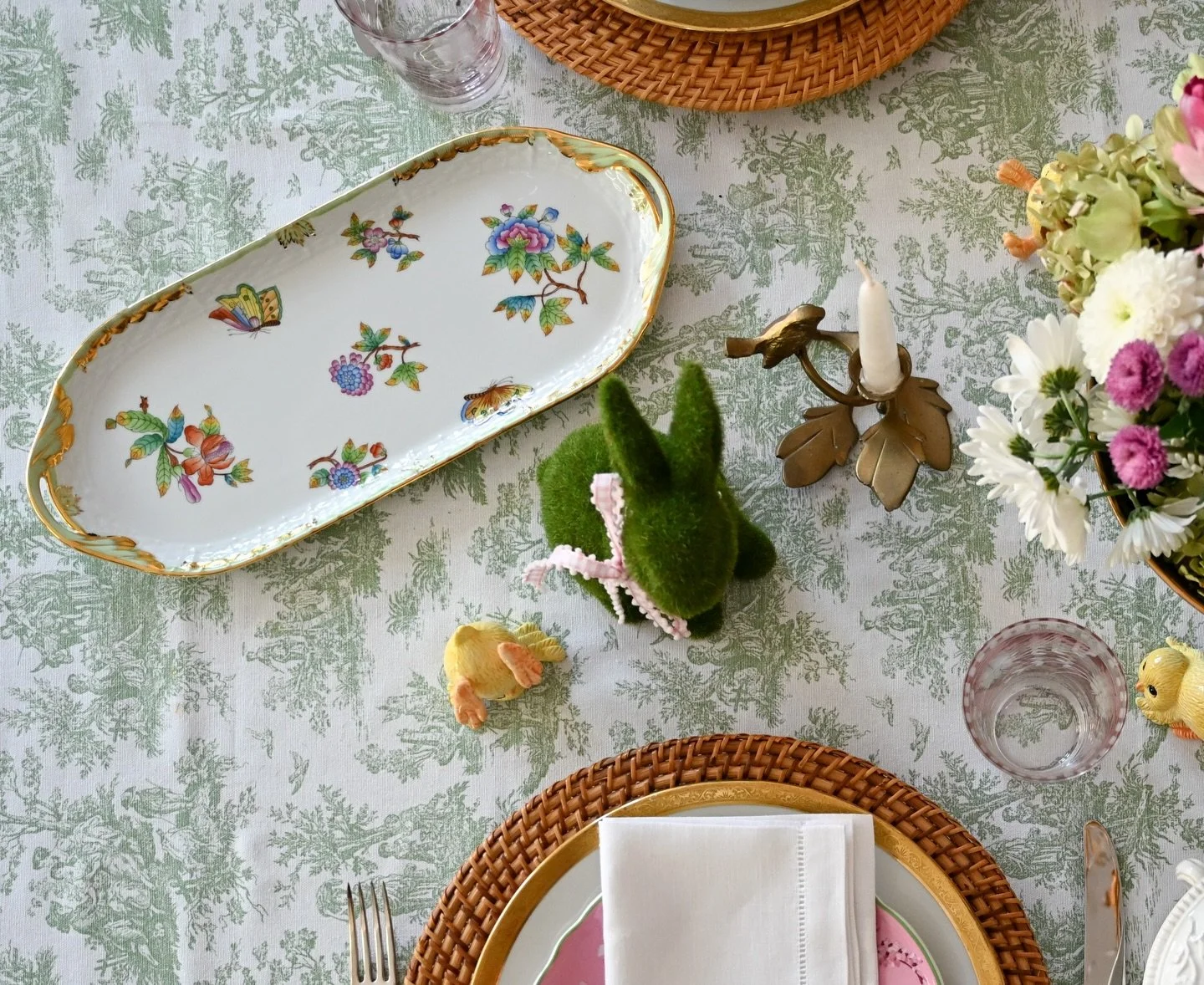 The sandwich tray that single-handedly convinced me Herend knew exactly what they were doing. Slender enough to tuck anywhere on the table, beautiful enough to make everything around it work a little harder. First come, first served 😉 

Shop this pi