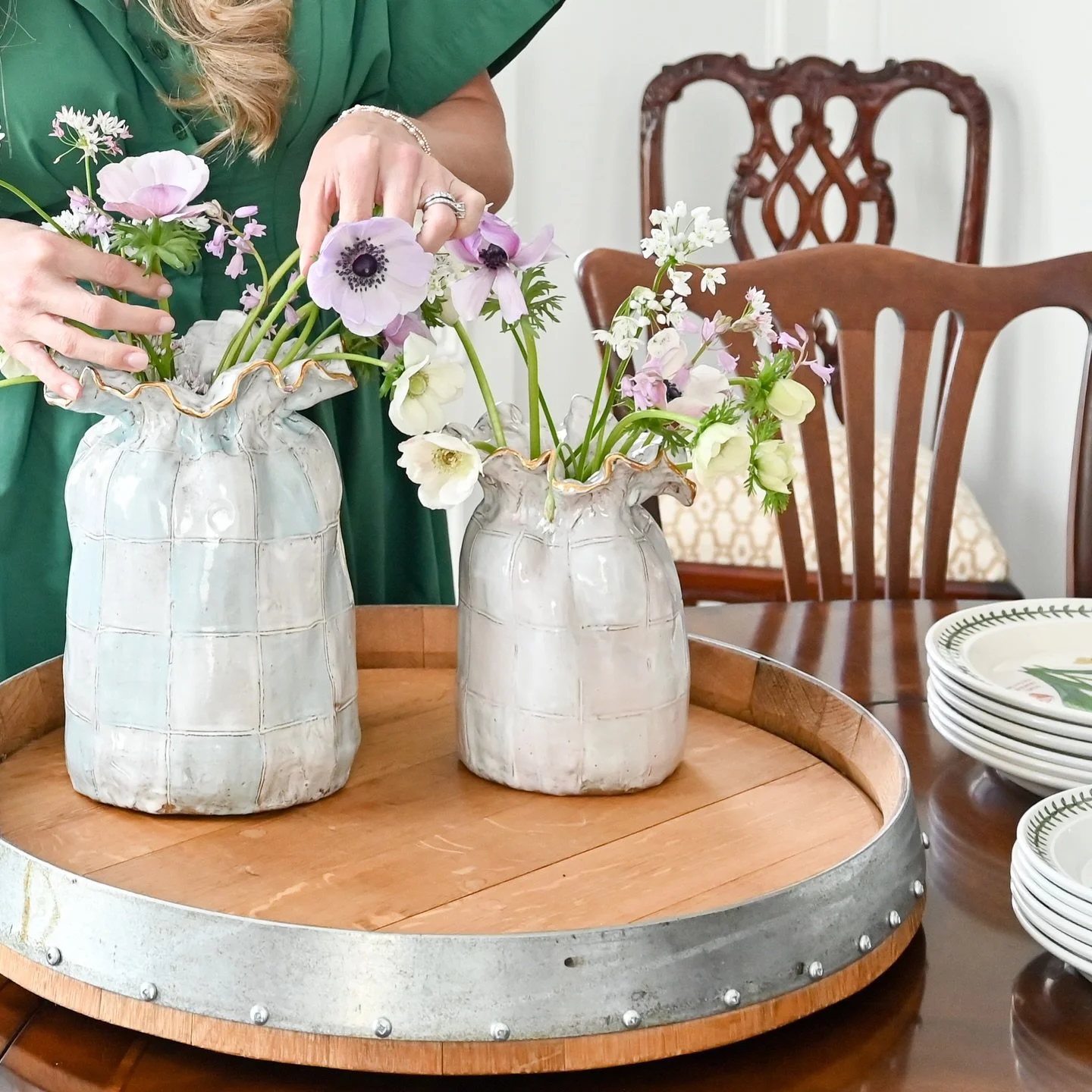 Monday is better with anemones and good pottery. These beauties are by @dixiepottery and they make my heart very happy.

Shop my finds at parkavenueco.com ✨