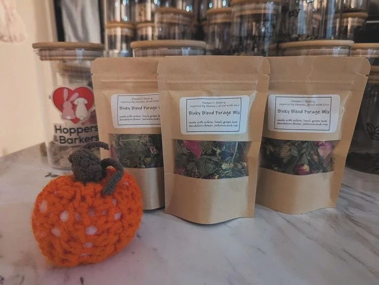 🐰🎁 BUNNY BASKET GIVEAWAY! 🎁🐰
One of the paw-some prizes up for grabs is especially for our hoppy crew! 💛 Huge shoutout to the talented @pumperandpeanut for crafting these gorgeous, nutritious bunny forages that buns will absolutely flip their e
