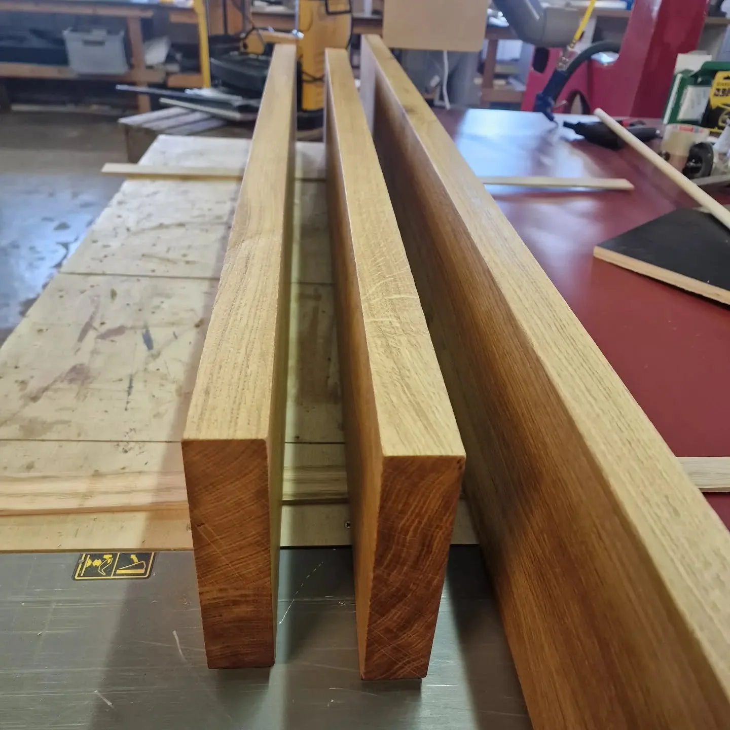 3 massief eiken wandplanken klaar voor montage! 
Deze worden blind gemonteerd, dus er zullen geen plankdrager te zien zijn!

#woodworking #meubelsopmaat #eikenhout #wandplanken