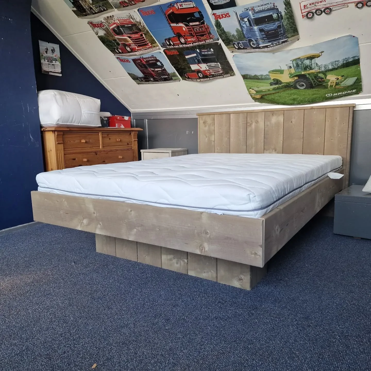 Als aanstormend loonwerker heb je goede rust hard nodig wanneer je er de tijd voor hebt. En dat gaat natuurlijk niet als je bed van ellende uit elkaar valt. 
Dus daarom mocht ik onlangs dit prachtige steigerhouten bed maken!
Met een breedte van 140cm