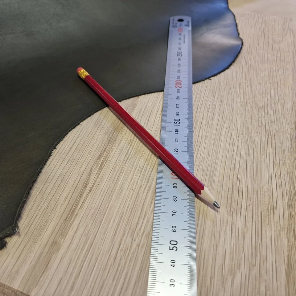 Tussen de bedrijven door ben ik bezig met het maken van een bijzondere kist.

#vankooijmeubelmakerij #houtbewerking #eik #eikenhout #leer #kalfsleer #kalfsleer #kist