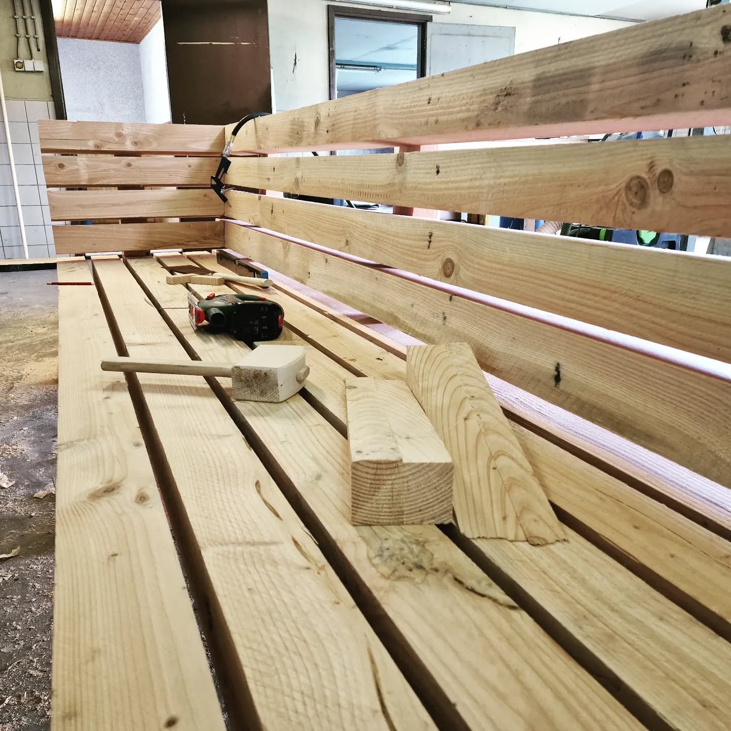 Douglashouten buitenbank ⚒️🪚

#vankooijmeubelmakerij #buitenbank #douglashout #zwarejongen