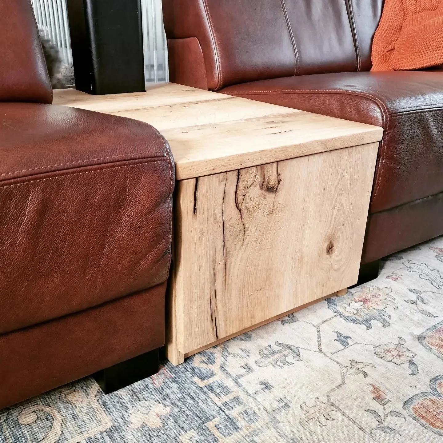 Vandaag dit prachtige kastje afgeleverd! 
Gemaakt van eiken van @historischhout. 
De achterkant van het kastje sluit om de paal midden in de woonkamer en is zo een mooie oplossing voor anders misschien wel verloren ruimte!
Voorzien van Blum Momentum 