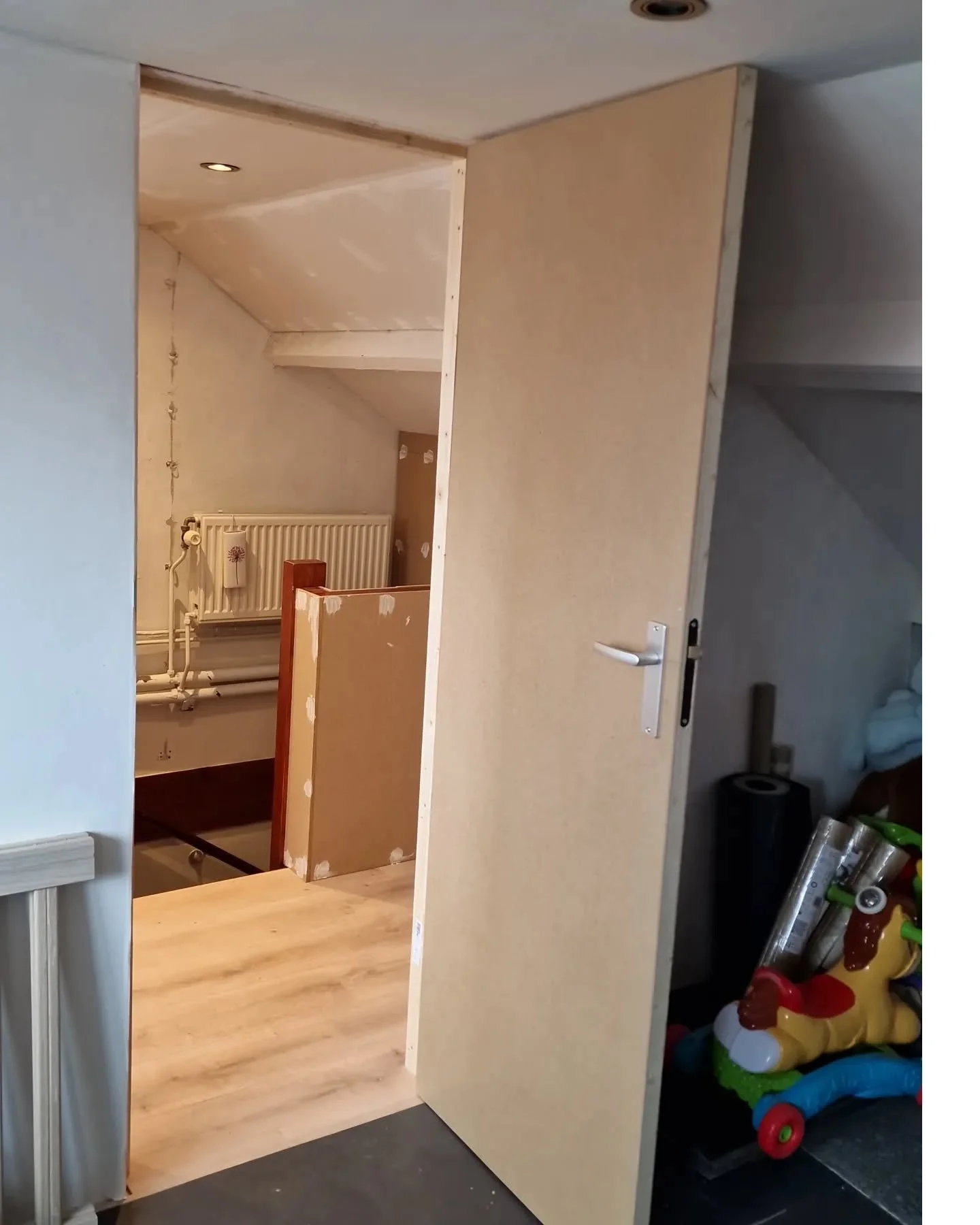 Als een standaard deur niet past dan maken we die gewoon helemaal op maat!

#vankooijmeubelmakerij #deuropmaat #houtbewerking #zolderkamer