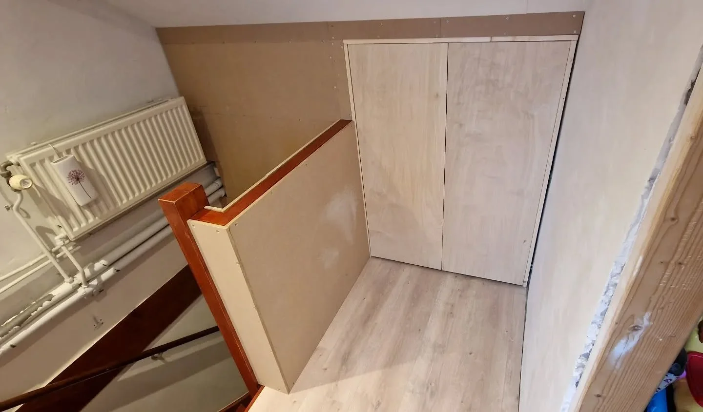 Afgelopen week een voorzolder afgetimmerd en op maat gemaakt deurtjes geplaatst! De afdekrail voor de trapleuning volgt nog.

#vankooijmeubelmakerij #houtbewerking #opmaatgemaakt