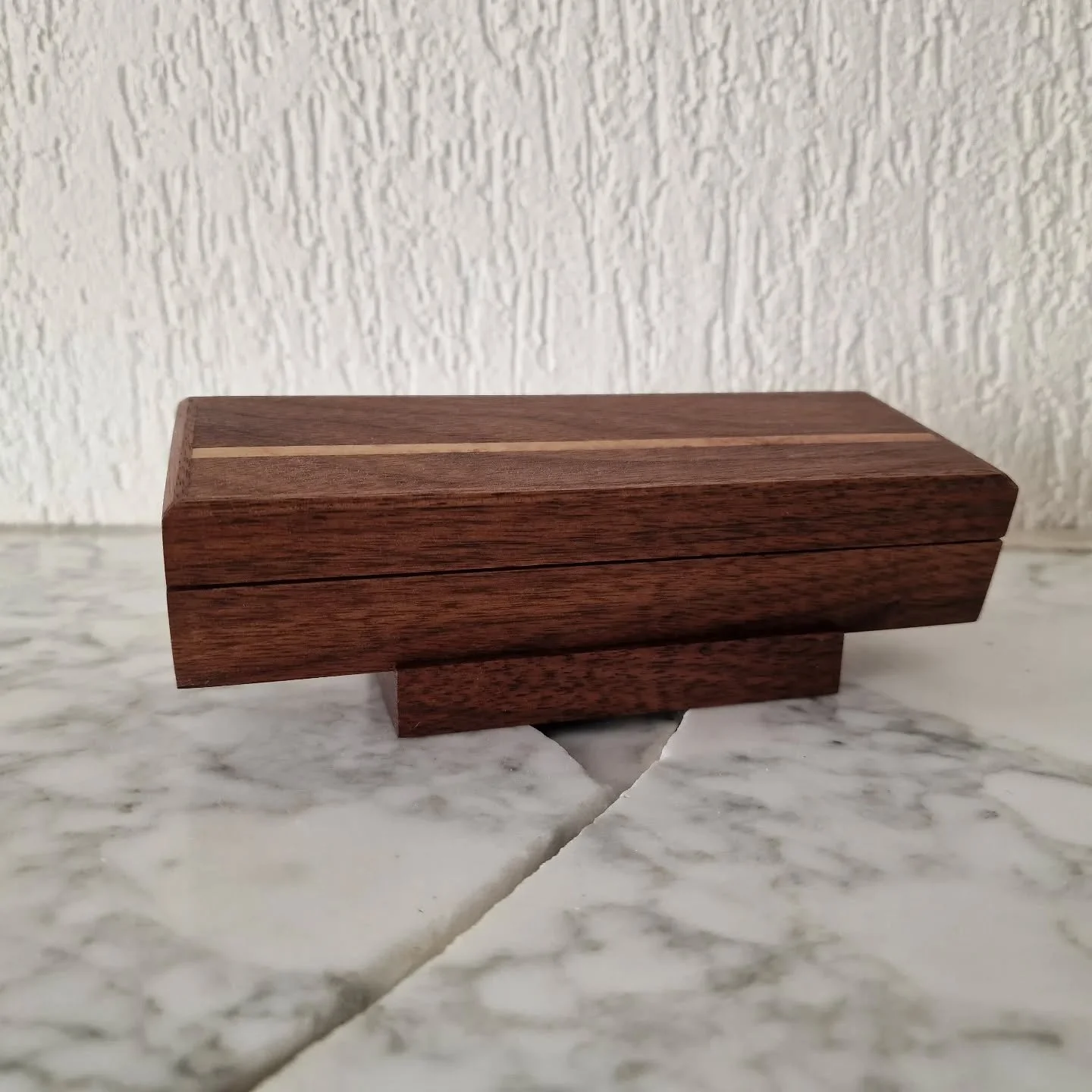 Afgelopen week heb ik dit prachtige pennenbakje gemaakt. Een prachtige combi met aan de buitenkant walnoothout en aan de binnenkant appelhout.

Dit geeft het een een robuust uiterlijk en een warme tekening aan de binnenkant.

#vankooijmeubelmakerij 
