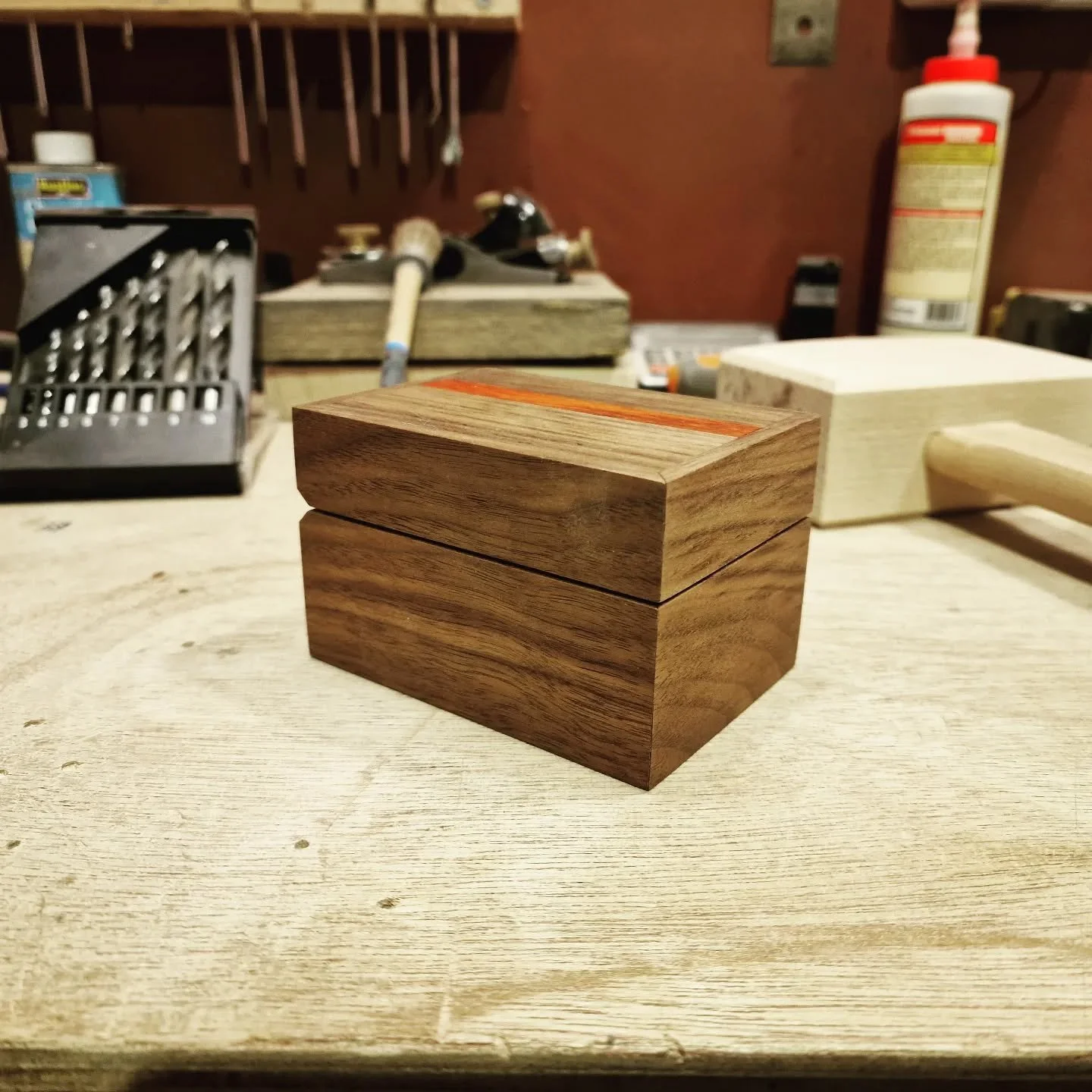 Een bijzonder doosje voor een bijzonder horloge!

Dit kistje heb ik gemaakt in opdracht om een erfstuk in te bewaren.
Het kistje is gemaakt van walnoothout en heeft een voering van purperhart met accenten van padoek.

Een bijzondere opdracht met een 