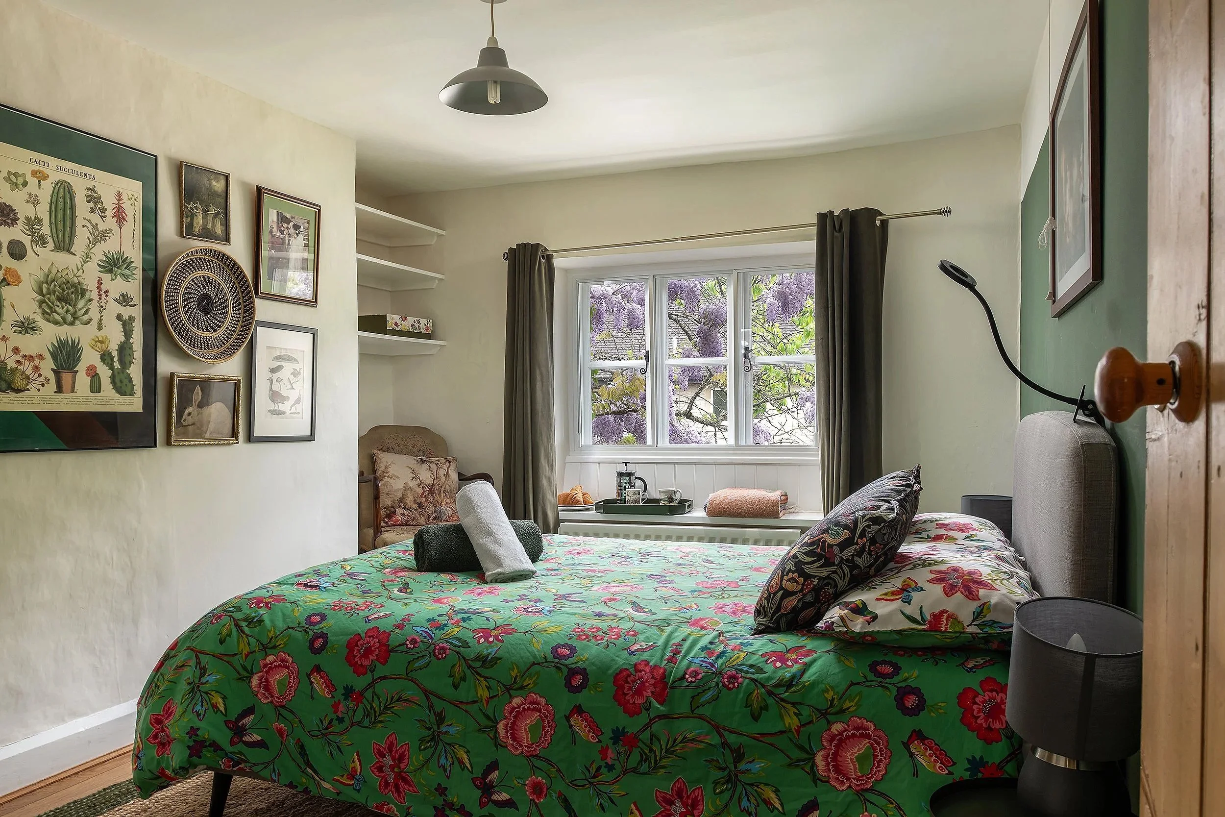 Luxury holiday cottage bedroom near Stroud.