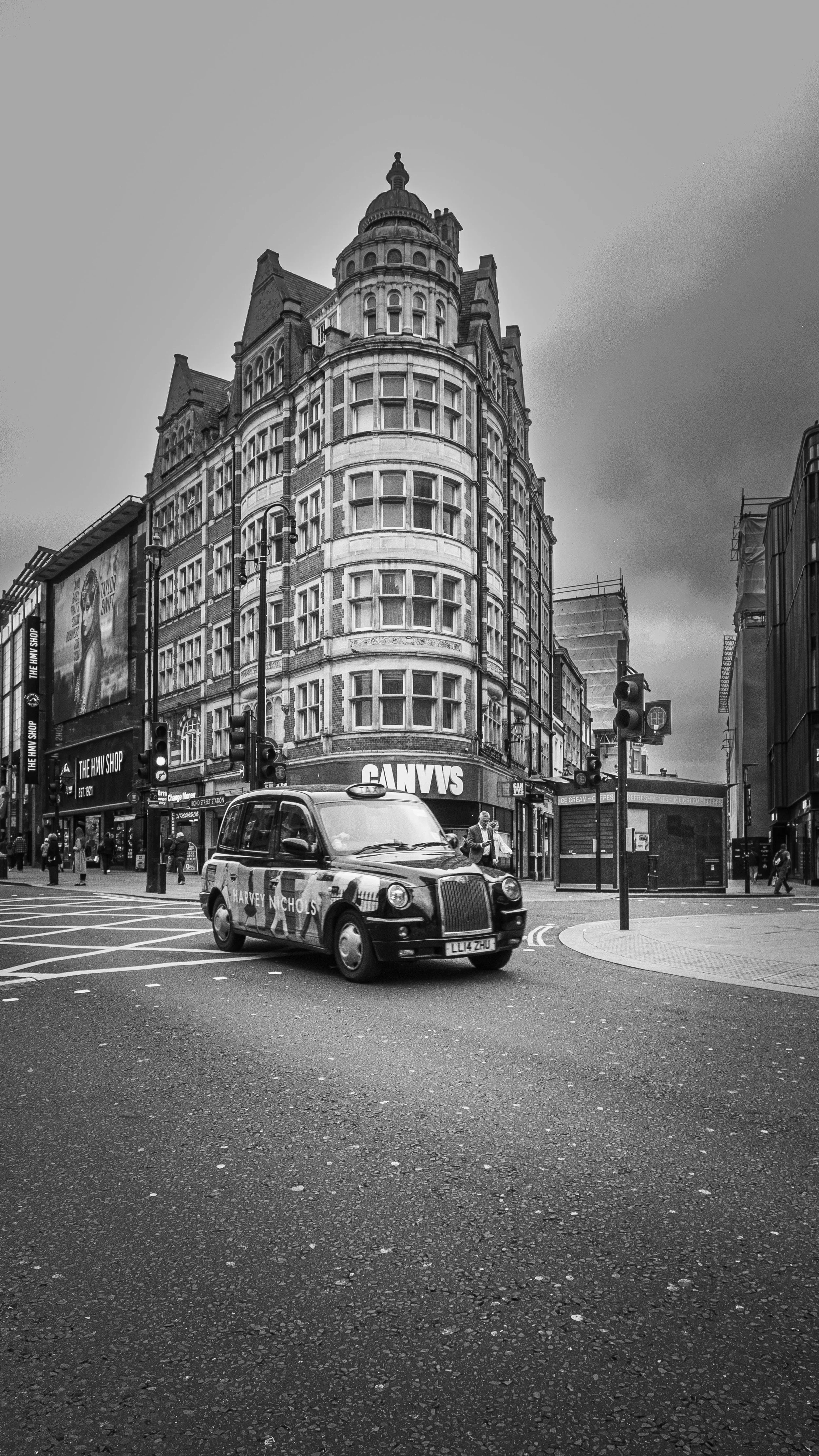 LONDON: BIG CITY, BIG VIBES, BIG ART