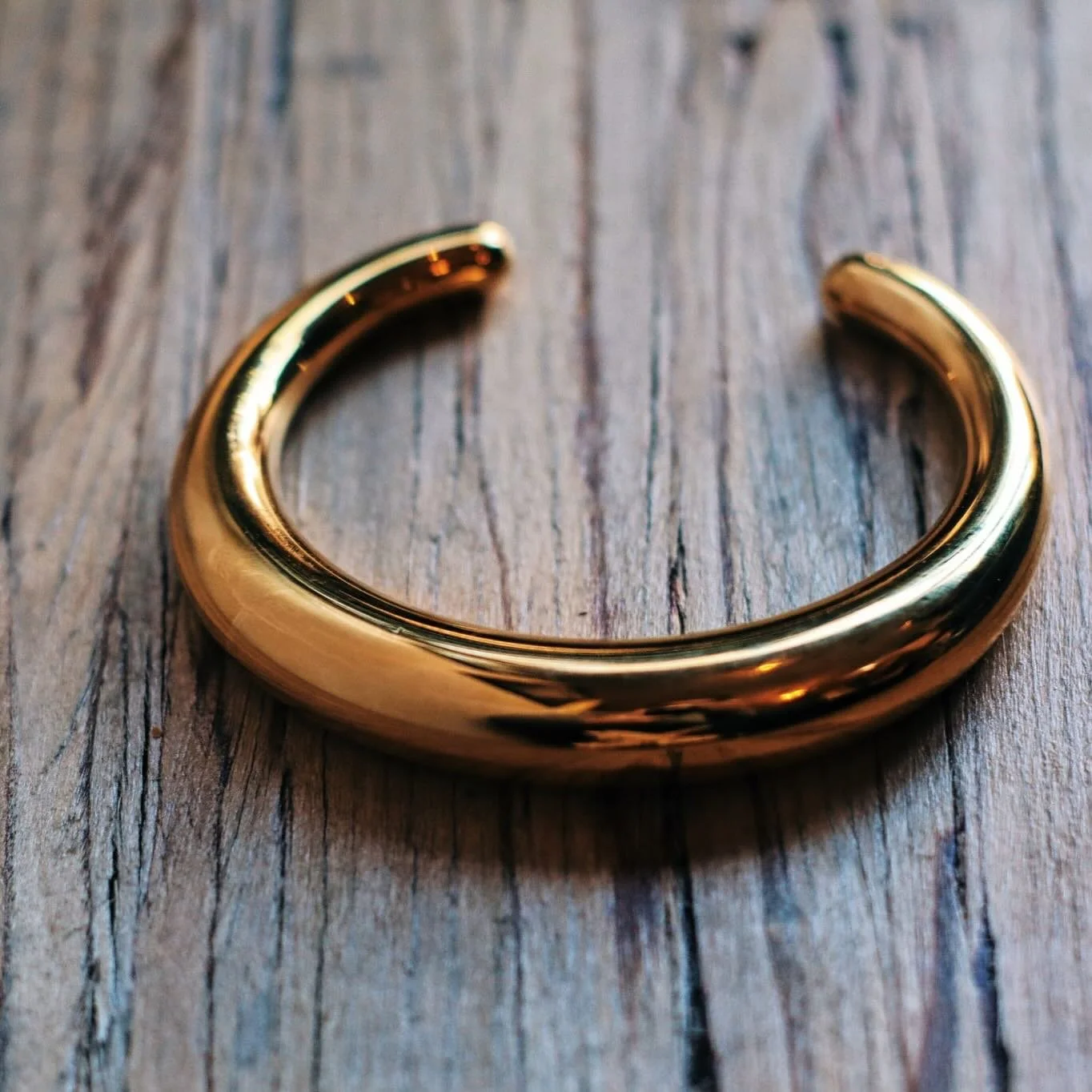 Luxe statement bangle 

SHOP NOW >>> link in bio