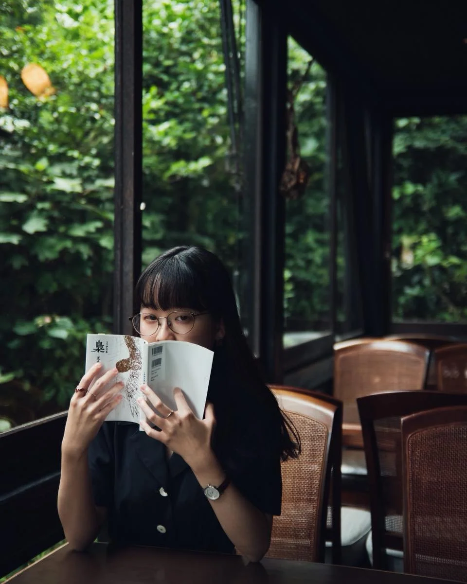 「あなたのお気に入りを教えてください」
ということで、北鎌倉のお気に入りのカフェと小説と俳句の本を教えてもらいました。
前から雪乃ちゃんの書く詩がすごく好きで色んなことを聞けたのが嬉しかったです。
ぜひ彼女のアカウントやnote覗いてみてください。

model:@yukiusa_camera
photo:@io_ri_iii

#pasha_magazine #被写体募集中 #作品撮り #indy_photolife #portrait #GENIC_mag #被写体モデル募集　#reco_i