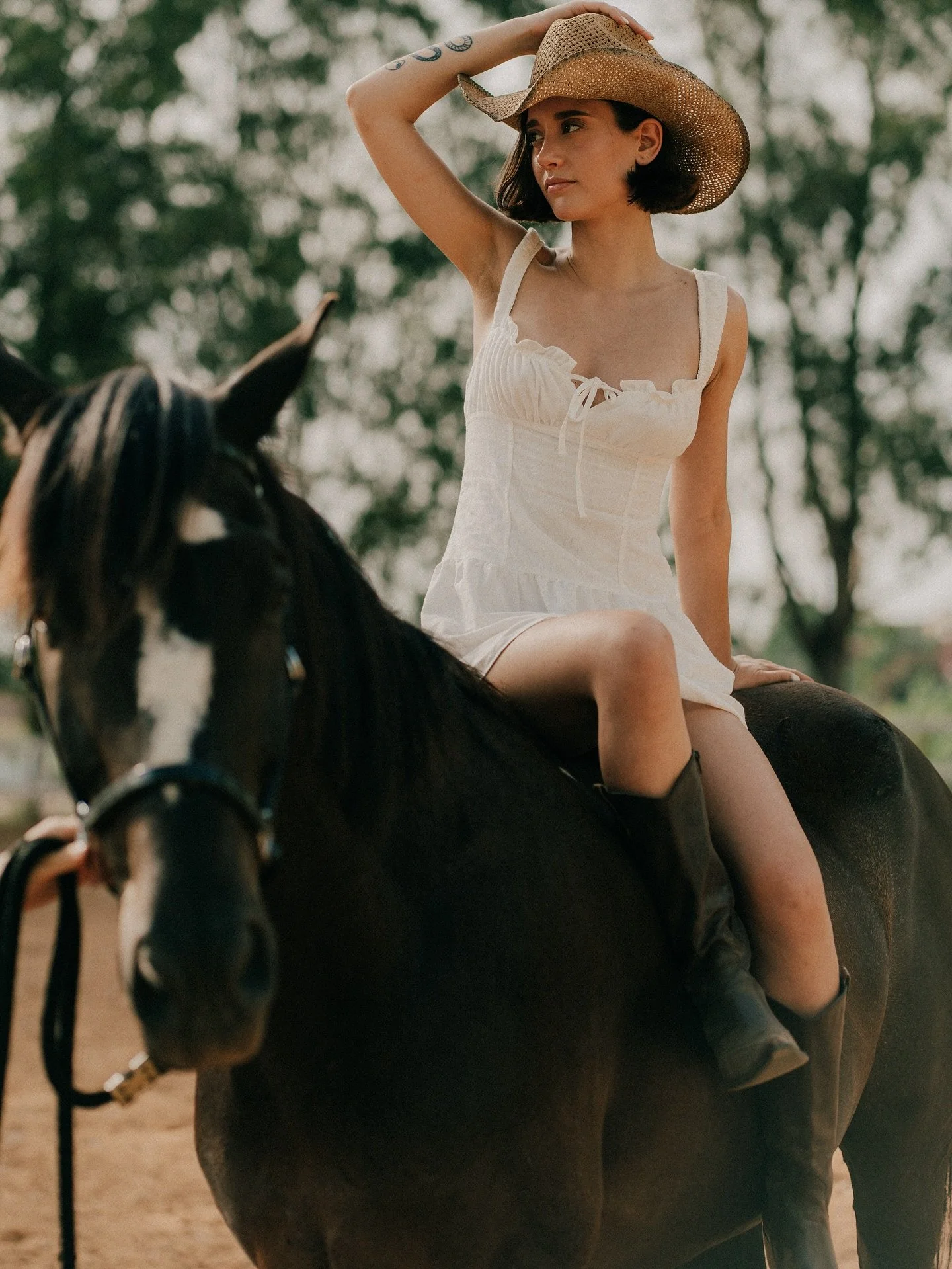 🇬🇧 Some moments from our latest photoshoot with @tonycapelli_ , @quellaclara , and our beautiful horse indigenous Sicilian horse Jacopo 🤩✨ Our horses are available for photoshoots - for professional projects, weddings, or personal sessions. DM us 