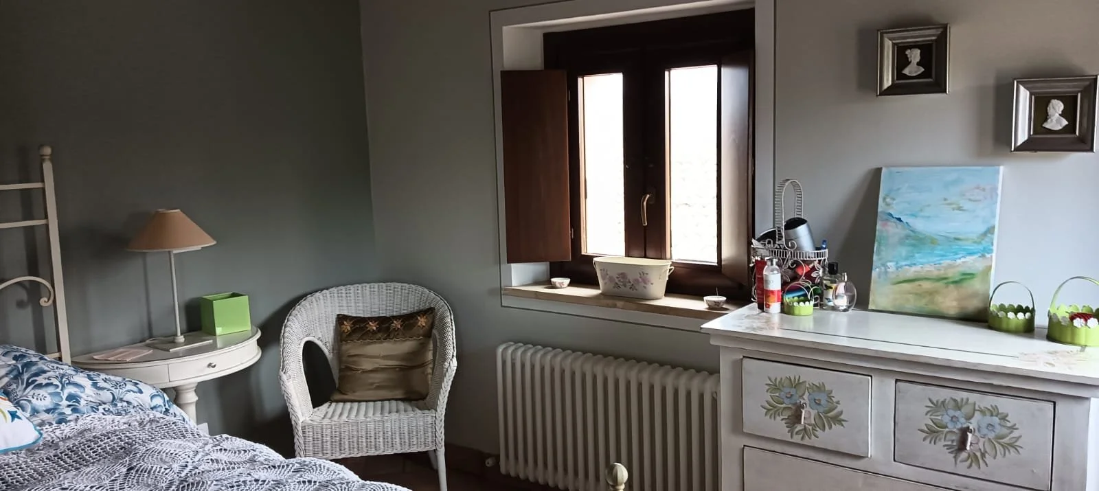 pretty bedroom.jpg